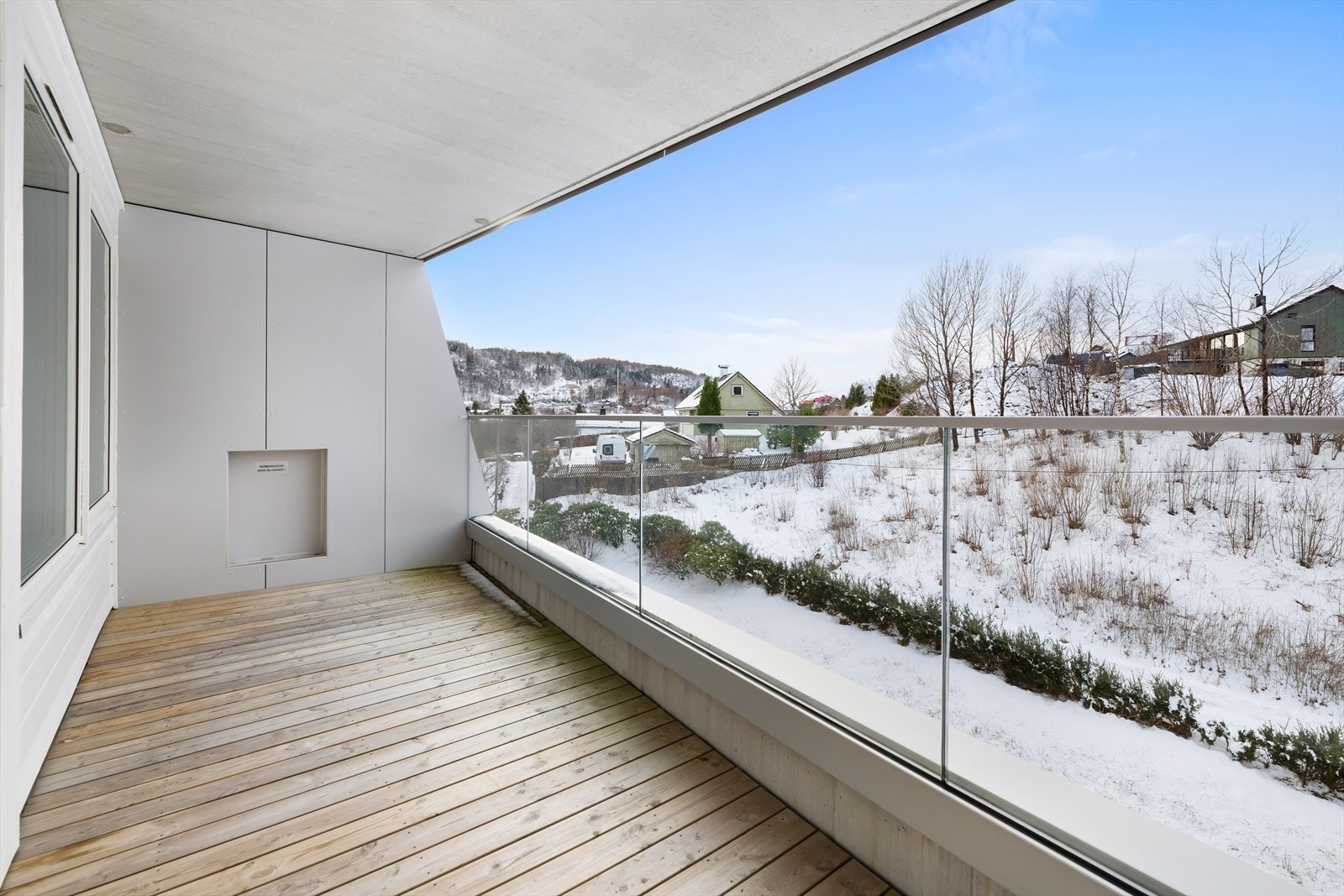 Stor balkong på ca. 10 kvm. Borettslaget har pusset opp fasade, tak og balkonger i 2020-21. Galleribilde