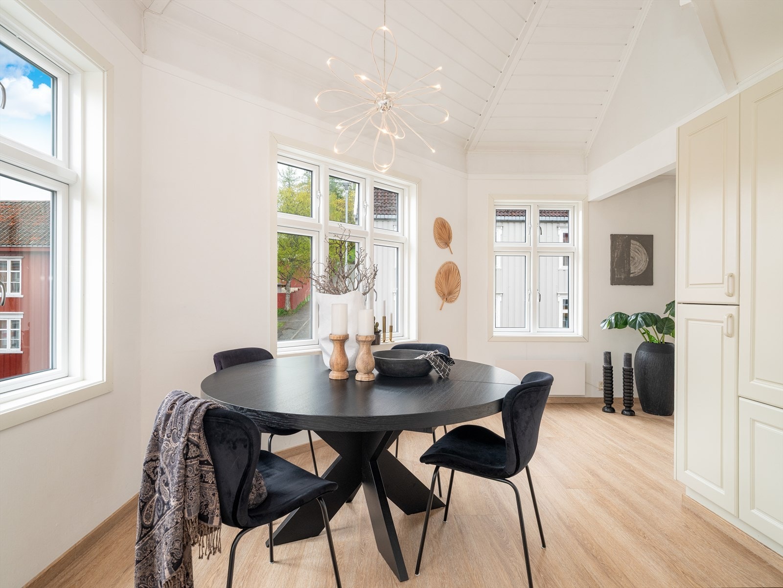 Stor og lys spisestue med god plass til gjester Galleribilde