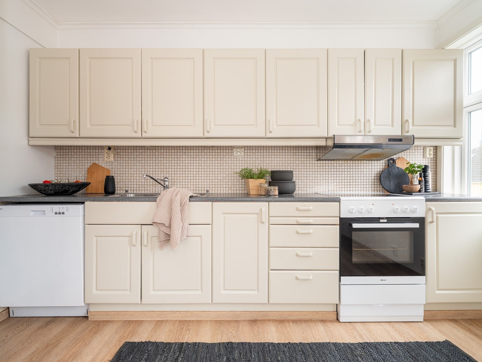 Kjøkkeninnredningen har svært god oppbevaringsplass i skuffer, over- og underskap. Galleribilde