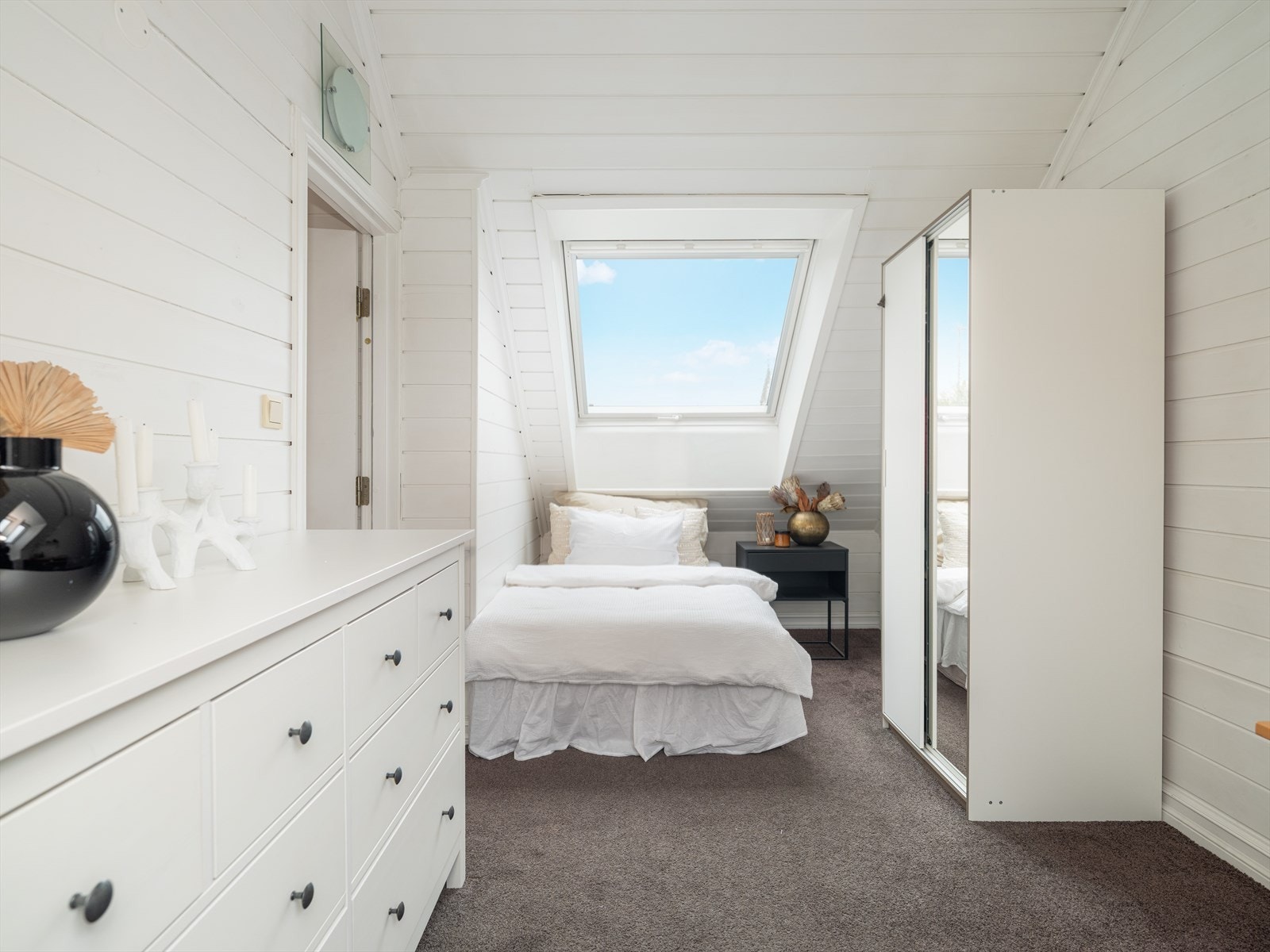 Soverom nummer to på loftet på 11,5 kvm. Galleribilde