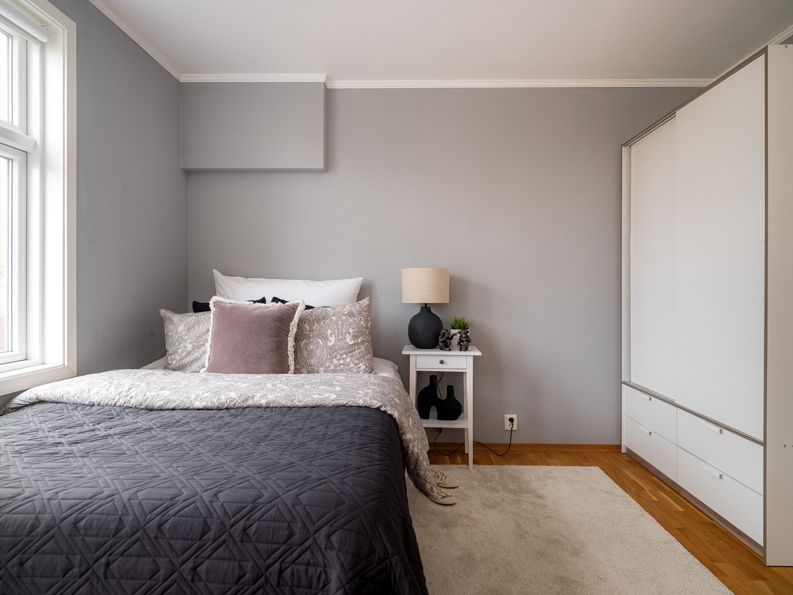 Rommet kan enkelt innredes med blant annet stor seng og garderobeskap. Galleribilde