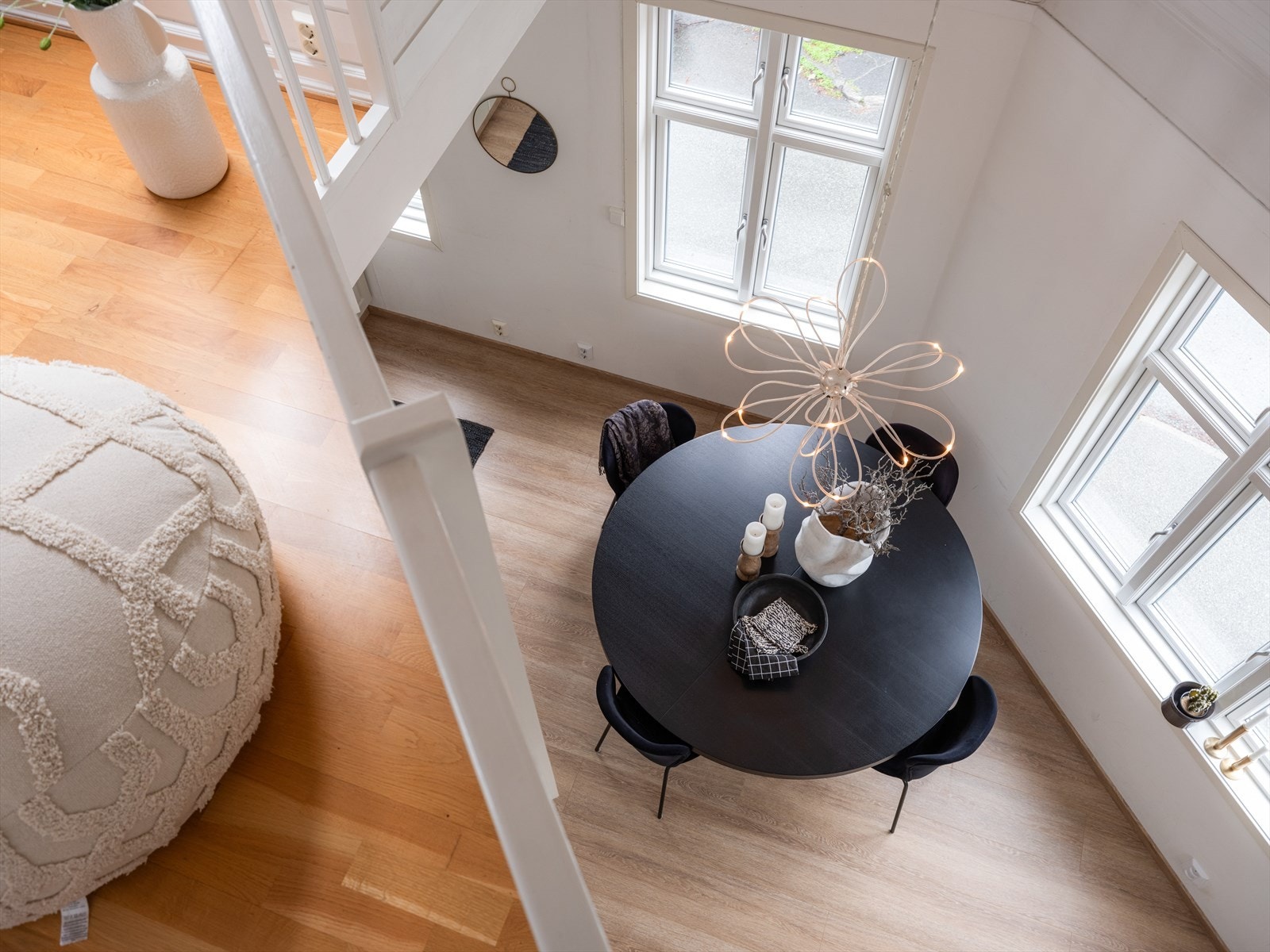 Fra loftstuen er det åpent ned til kjøkkenet og spisestuen. Galleribilde