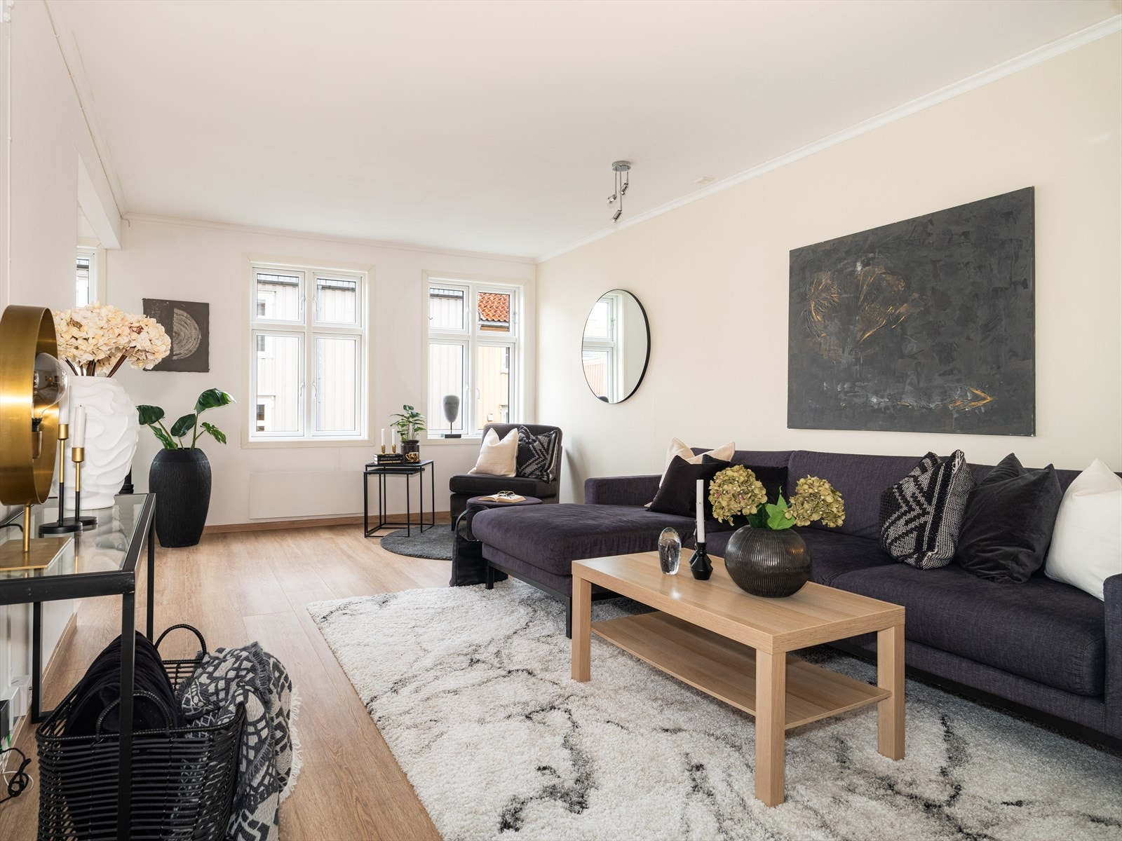 I stuen har man god plass til ønsket møblering med blant annet sofakrok og tilhørende mediemøblement. Galleribilde