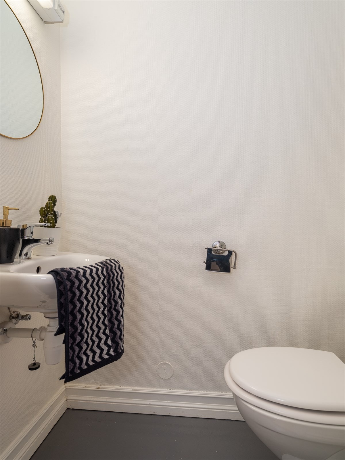 Praktisk ekstra toalettrom med egen servant. Galleribilde