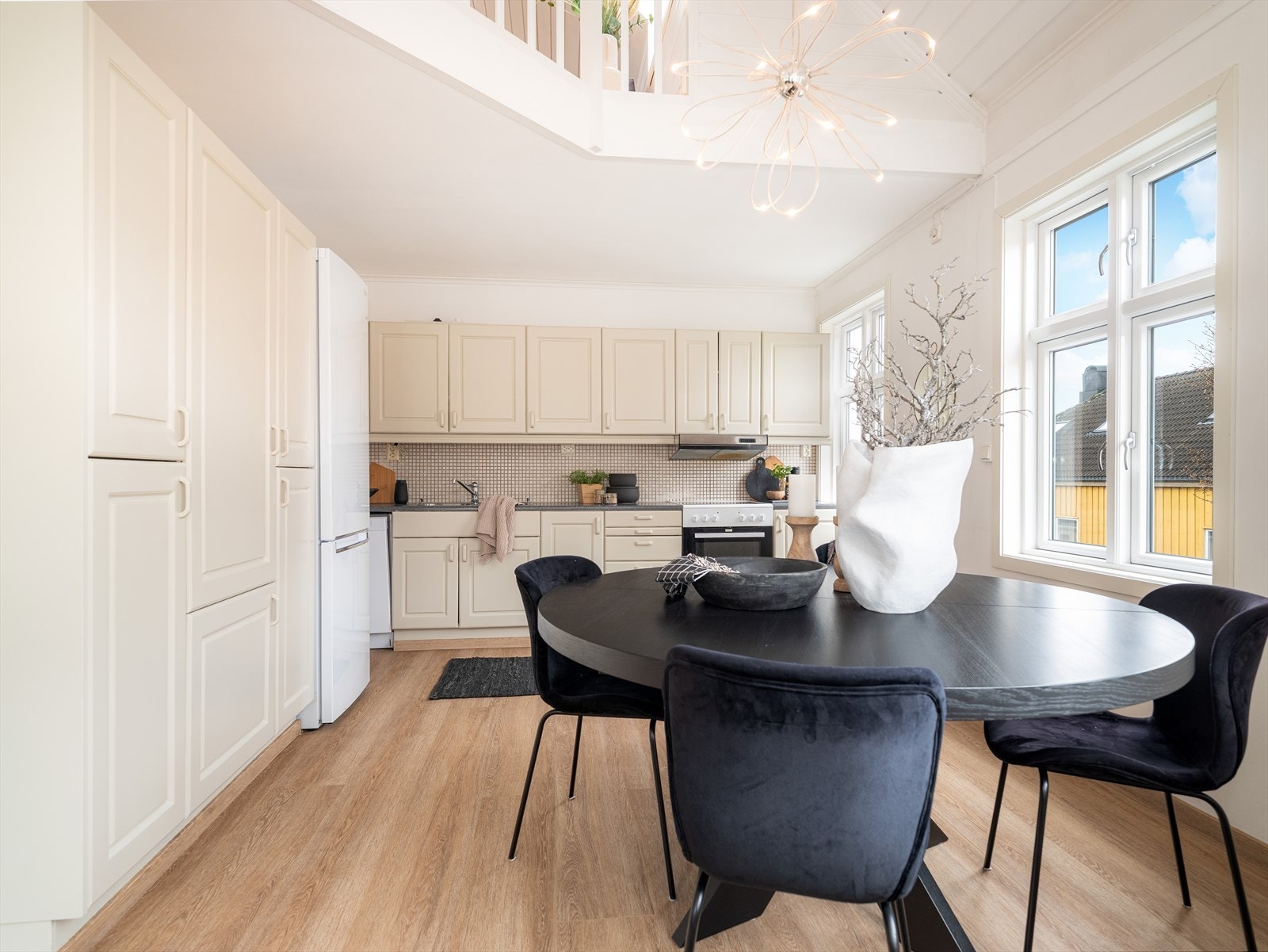 Her har man fantastisk takhøyde med åpning opp mot loftstuen. Galleribilde