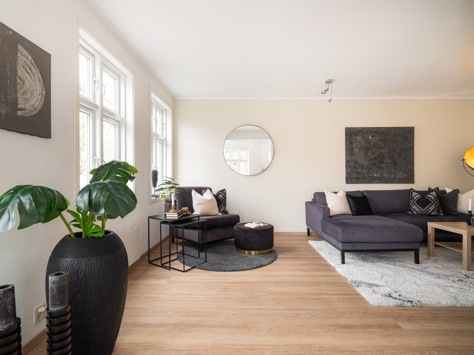 De store vindusflatene gir oppholdsrommet godt lysinnslipp og sørger for en flott romfølelse. Galleribilde