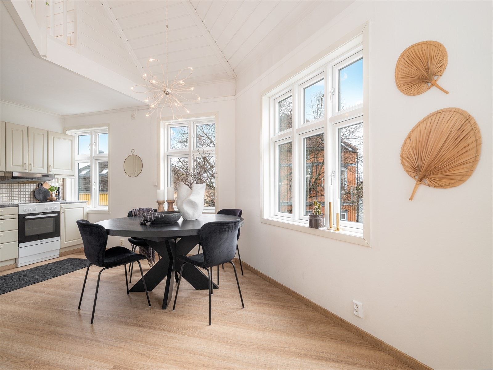 Kjøkkenet på 17 kvm har god plass og kan enkelt møbleres med en spisegruppe for 4-6 middagsgjester. Galleribilde