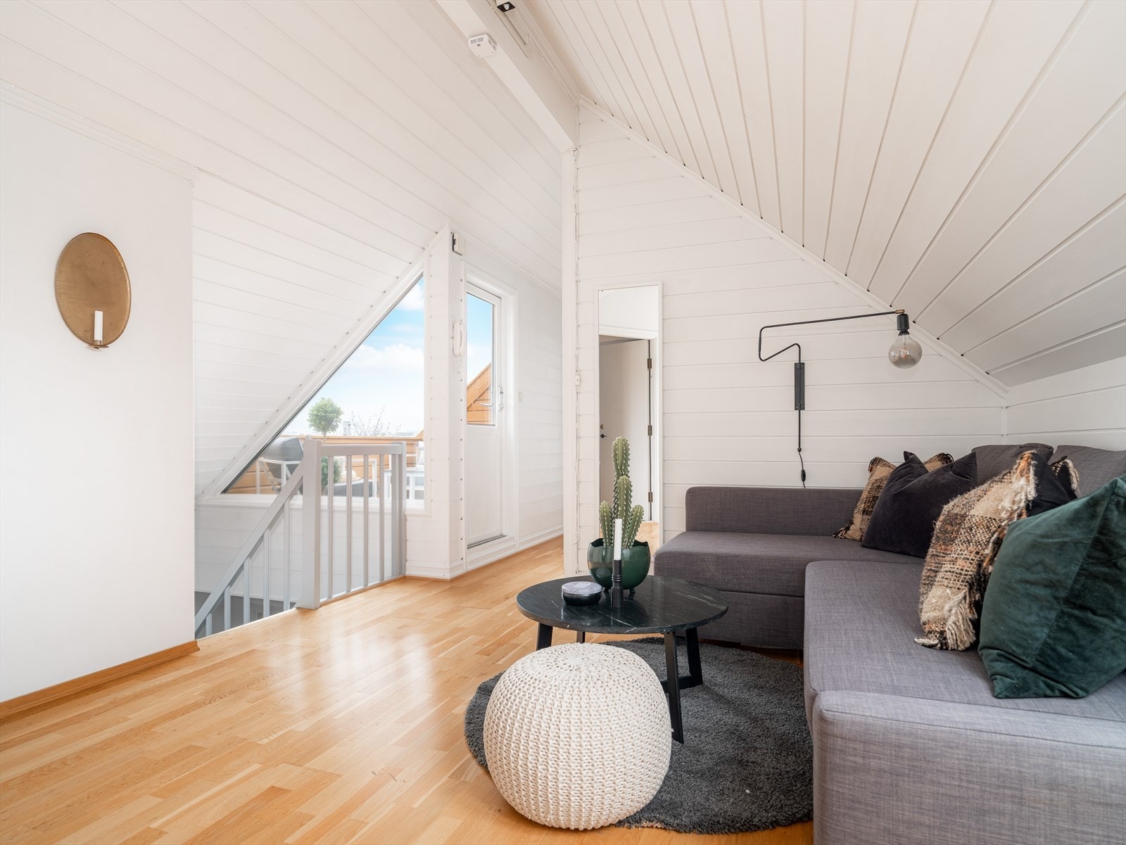 Opp på loftet finner vi en romslig loftstue på 19,5 kvm. Galleribilde