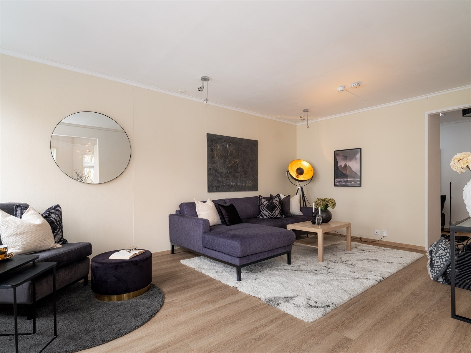 Veggene i stuen er malt opp i 2025. Galleribilde