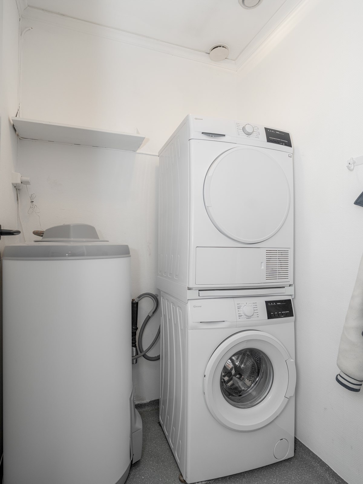 Leiligheten har også et eget vaskerom med opplegg for vaskemaskin og tørketrommel. Varmtvannsberederen er ny i 2025. Galleribilde