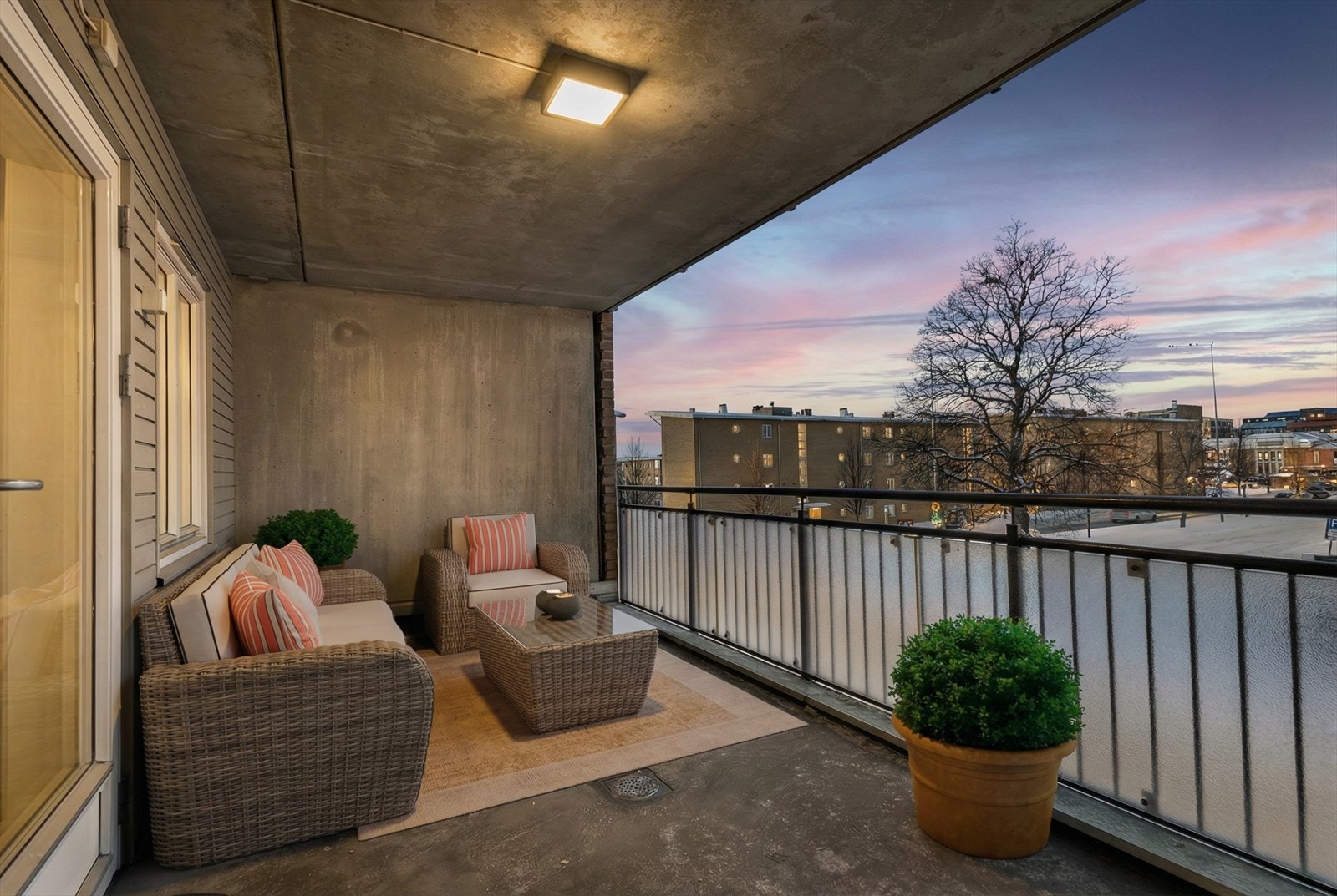 Balkongen måler hele 14 m² og byr på rikelig med plass til en hyggelig sittegruppe. Galleribilde