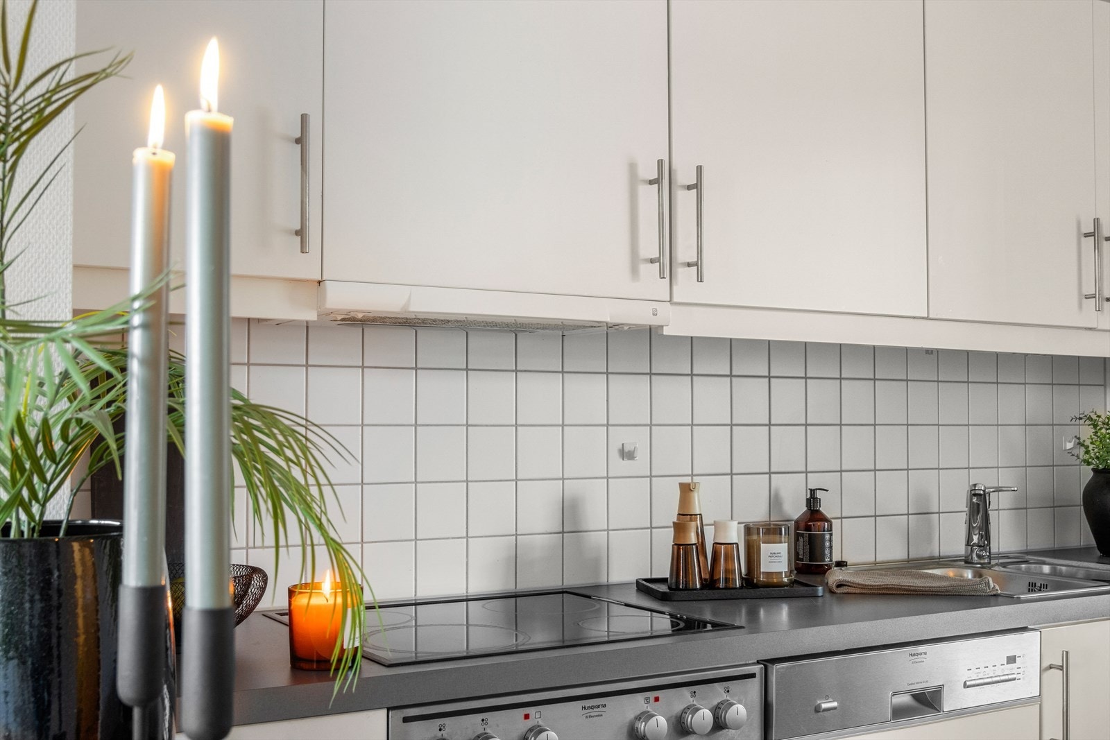 Kjøkkenet er også utstyrt med mekanisk avtrekksvifte over stekesonen. Galleribilde