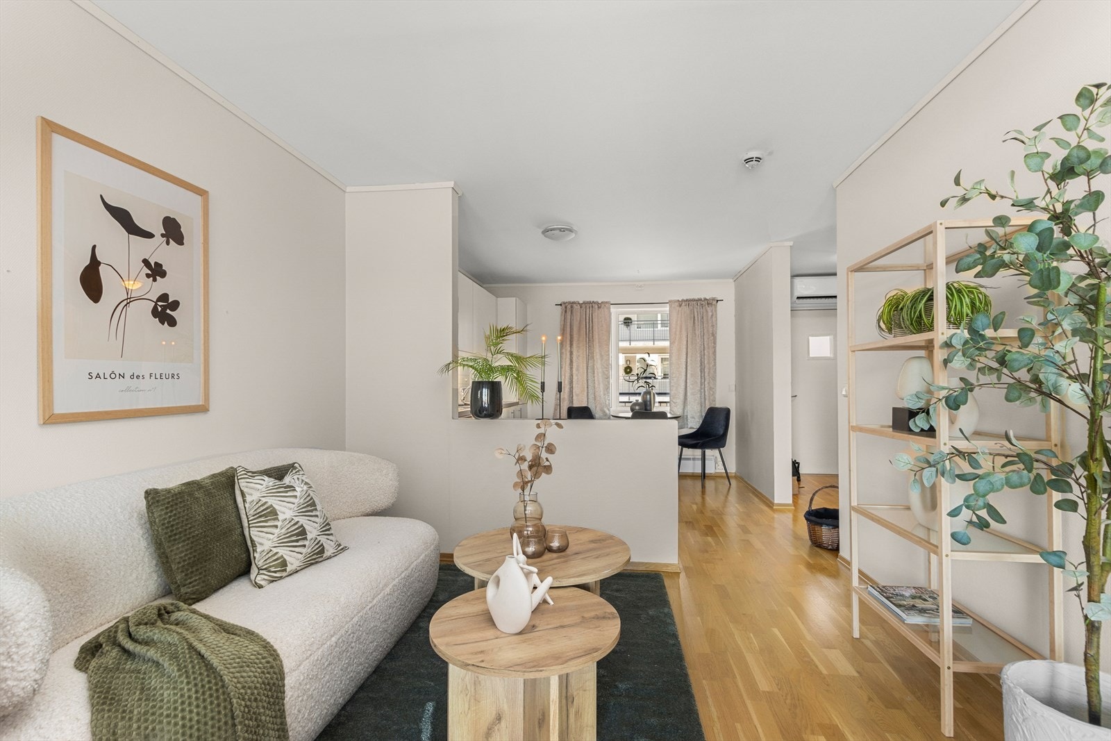 Leiligheten er malt i lyse farger og med parkett på gulvet, noe som gir et helhetlig og stilrent uttrykk. Galleribilde