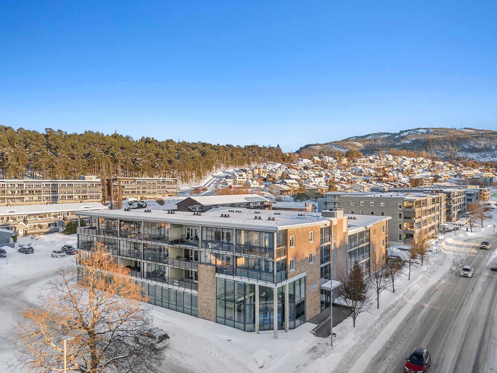 Leiligheten har en meget sentral beliggenhet, med kort avstand til en rekke servicefunksjoner. Galleribilde