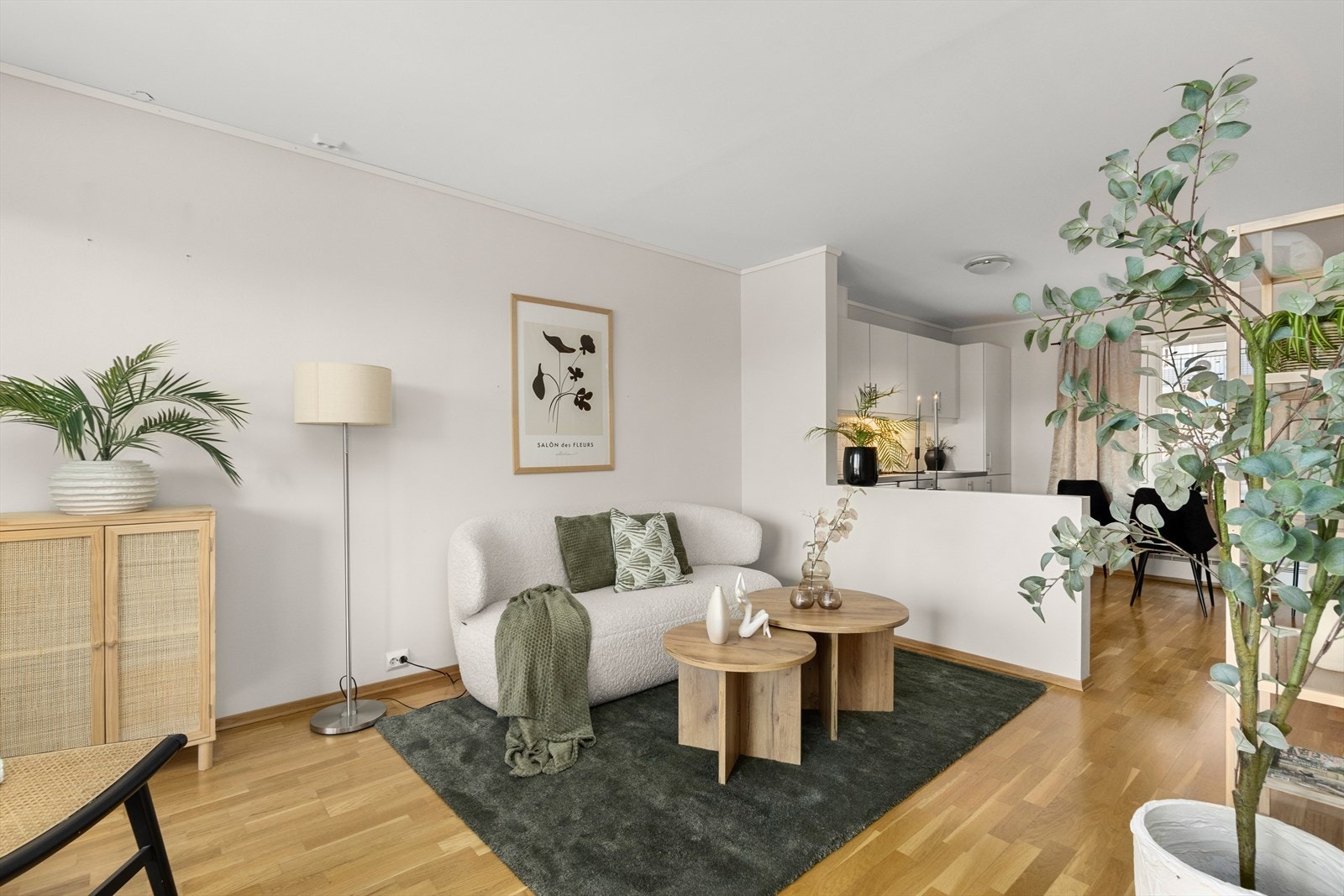 Den åpne stue- og kjøkkenløsningen gir leiligheten en lys og luftig atmosfære. Galleribilde