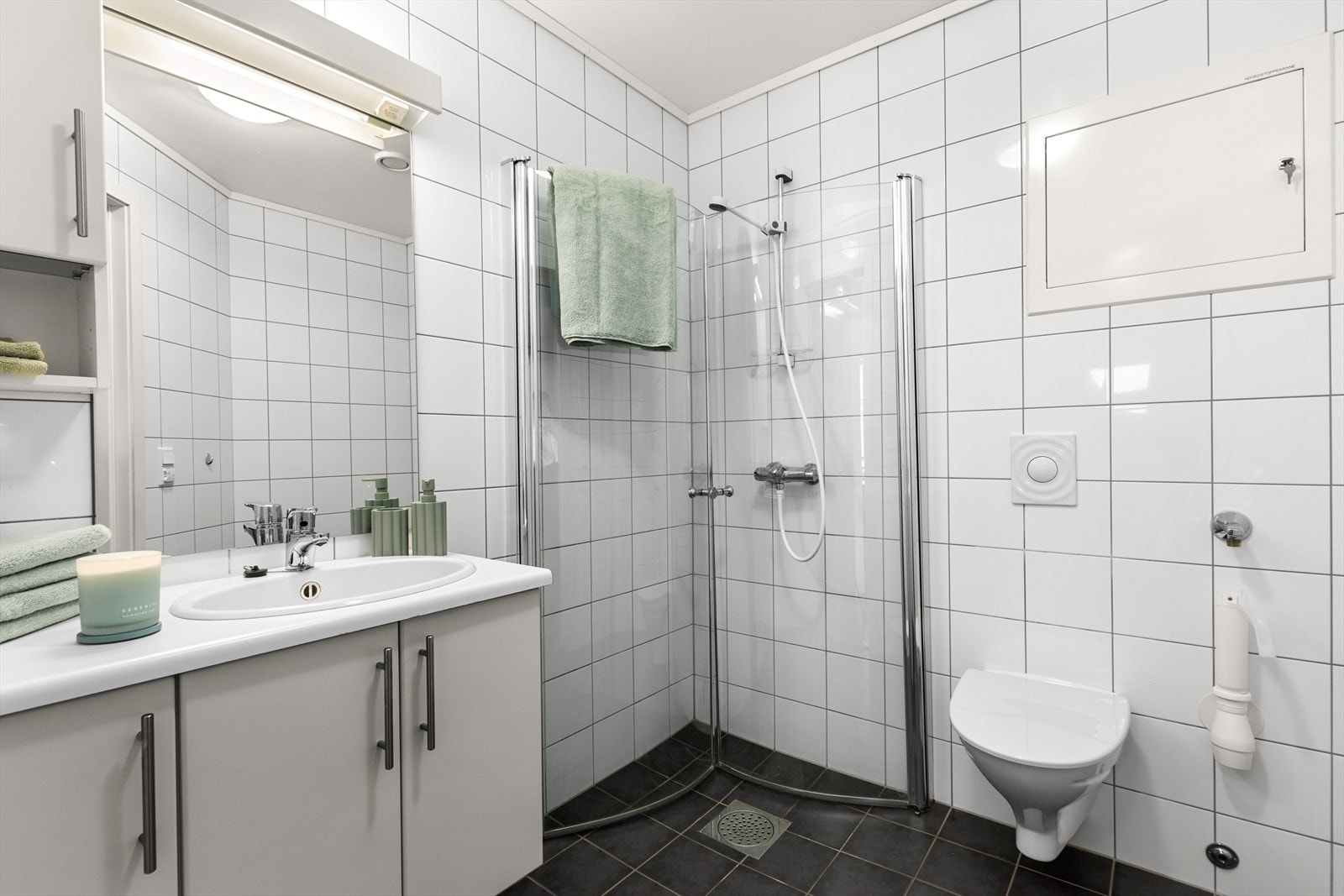 Flislagt bad på 4 m² med behagelig gulvvarme. Galleribilde