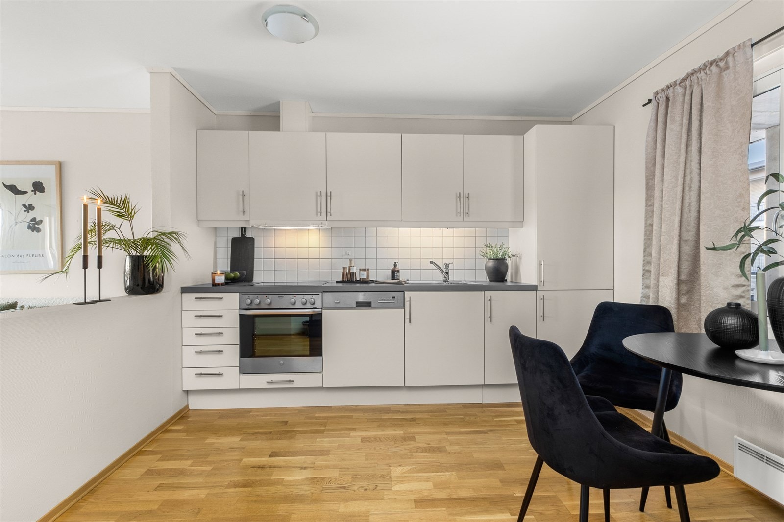 På kjøkkenet medfølger det integrerte hvitevarer som stekeovn, kjøleskap, oppvaskmaskin og platetopp. Galleribilde