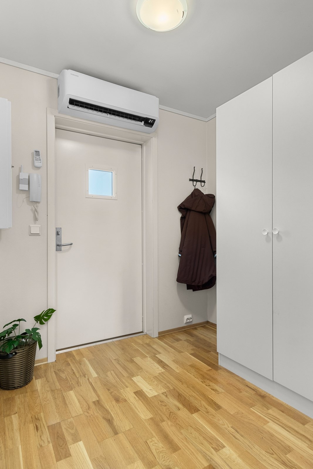 Åpen entré med gode muligheter for oppbevaring av yttertøy. Galleribilde