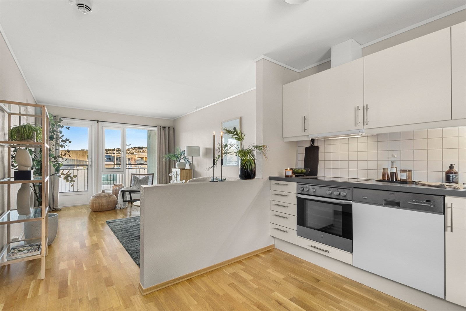 Leiligheten varmes opp med elektrisitet og varmepumpe, som sørger for en komfortabel oppvarming året rundt. Galleribilde