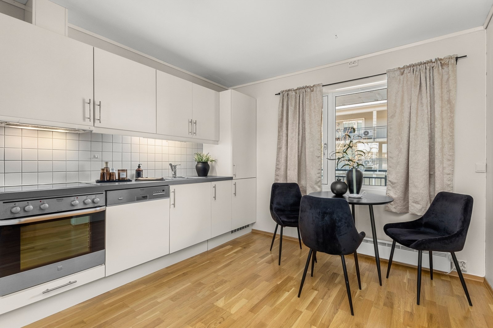 Luftig kjøkken på 10 m² med god plass til egen spisesone. Galleribilde