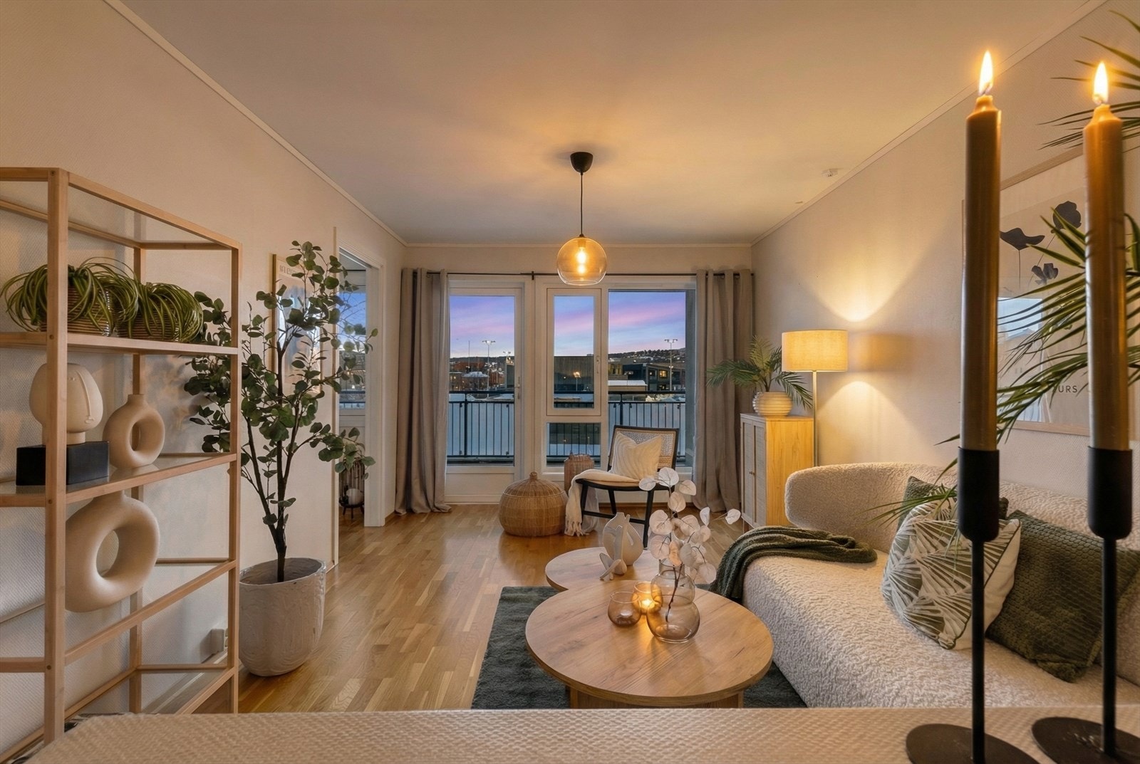 Fra stuen har man direkte adgang til boligens balkong. Galleribilde