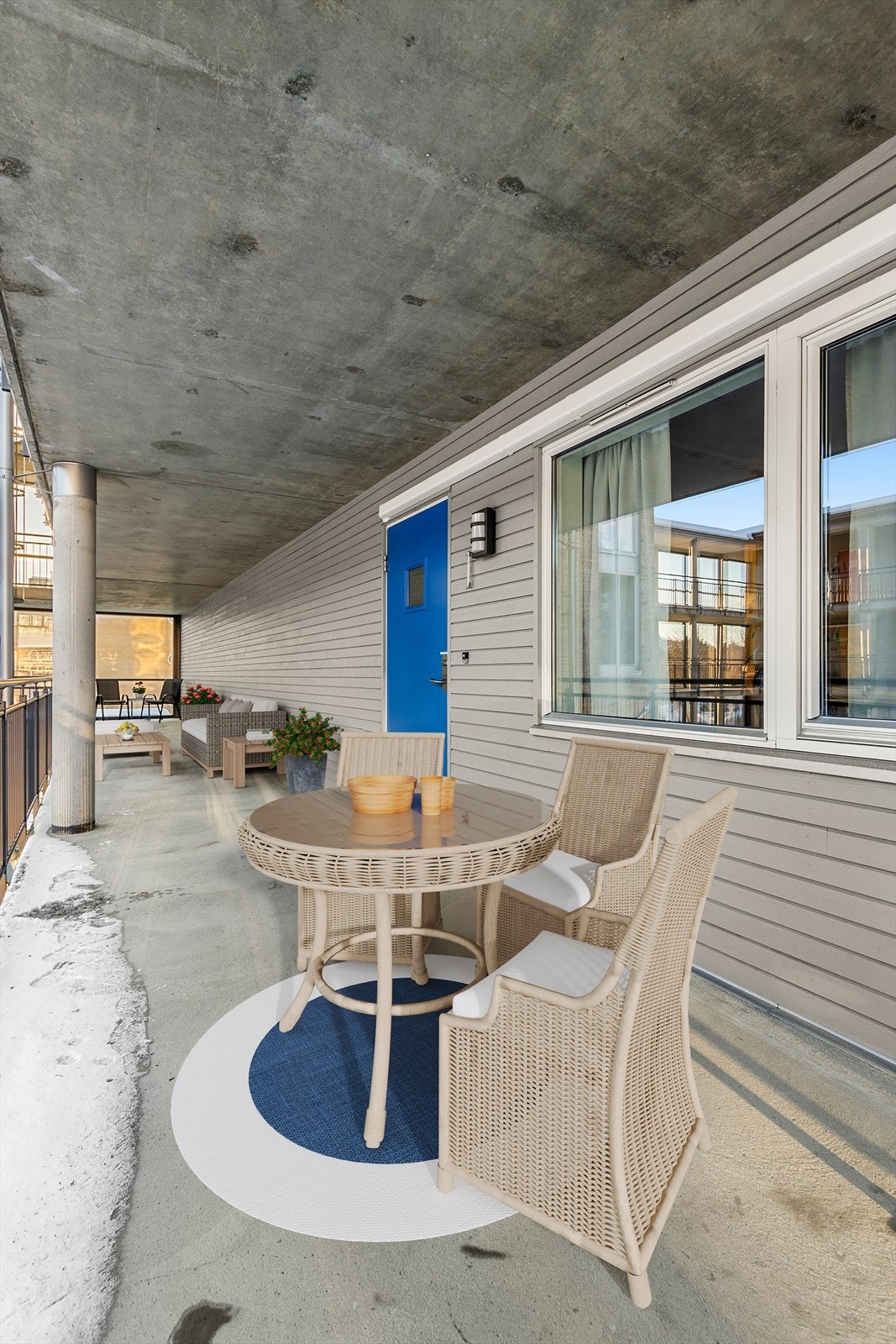 Fra leiligheten er det en svalgang som er vendt mot felles uteområdet. Galleribilde