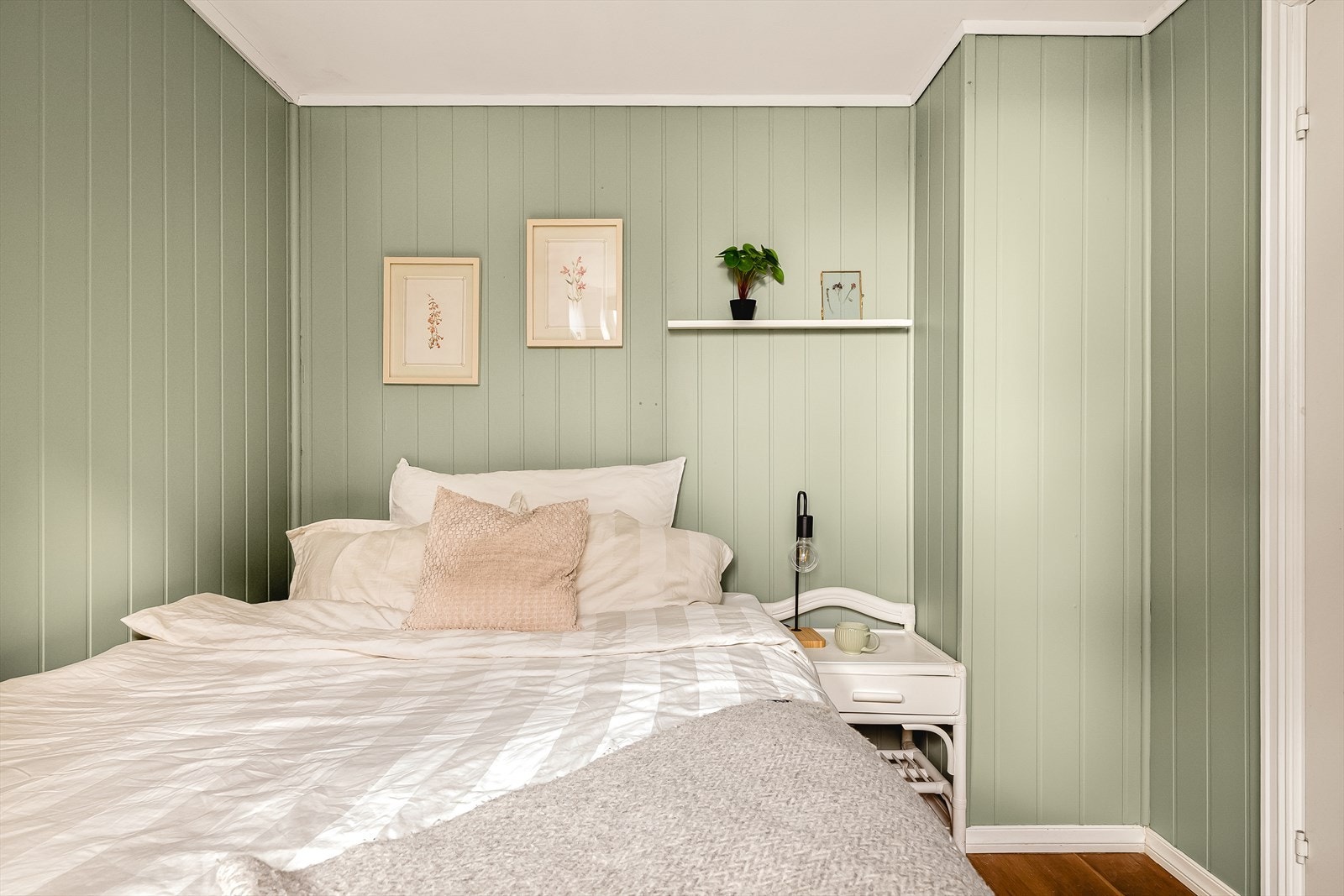 Soverommet er malt i en behagelig farge. Veggene er nymalt i 2025. Galleribilde