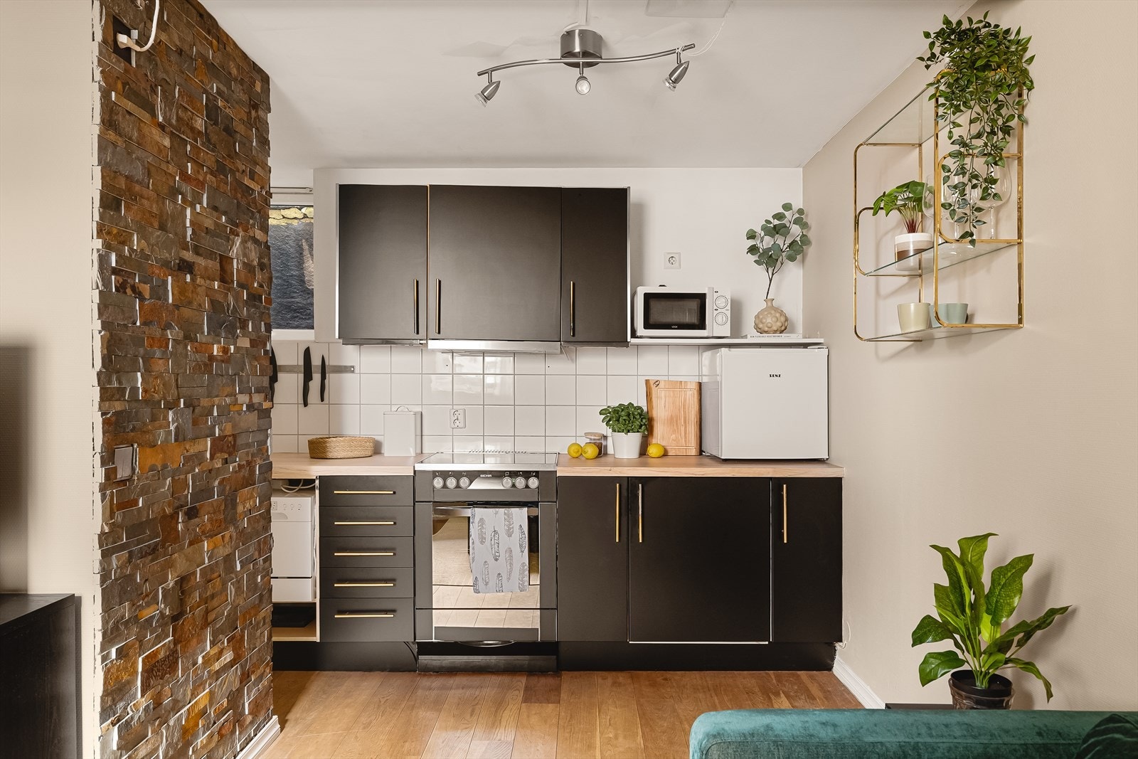 Den åpne løsningen gir leiligheten et sosialt preg. Galleribilde