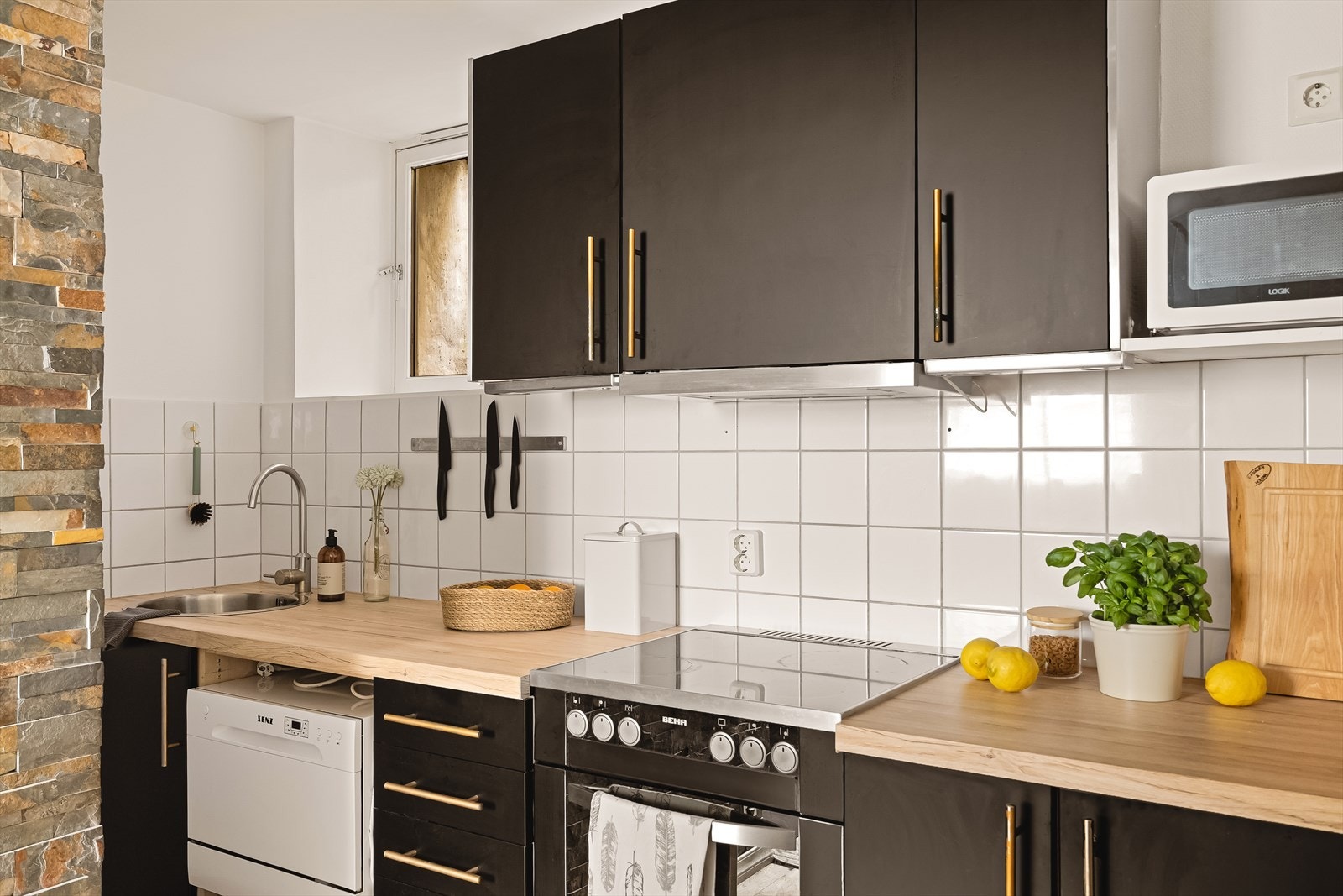 Overflatene består av glatte og folierte fronter, samt benkeplate av laminat med folie/kontaktplast over. Galleribilde