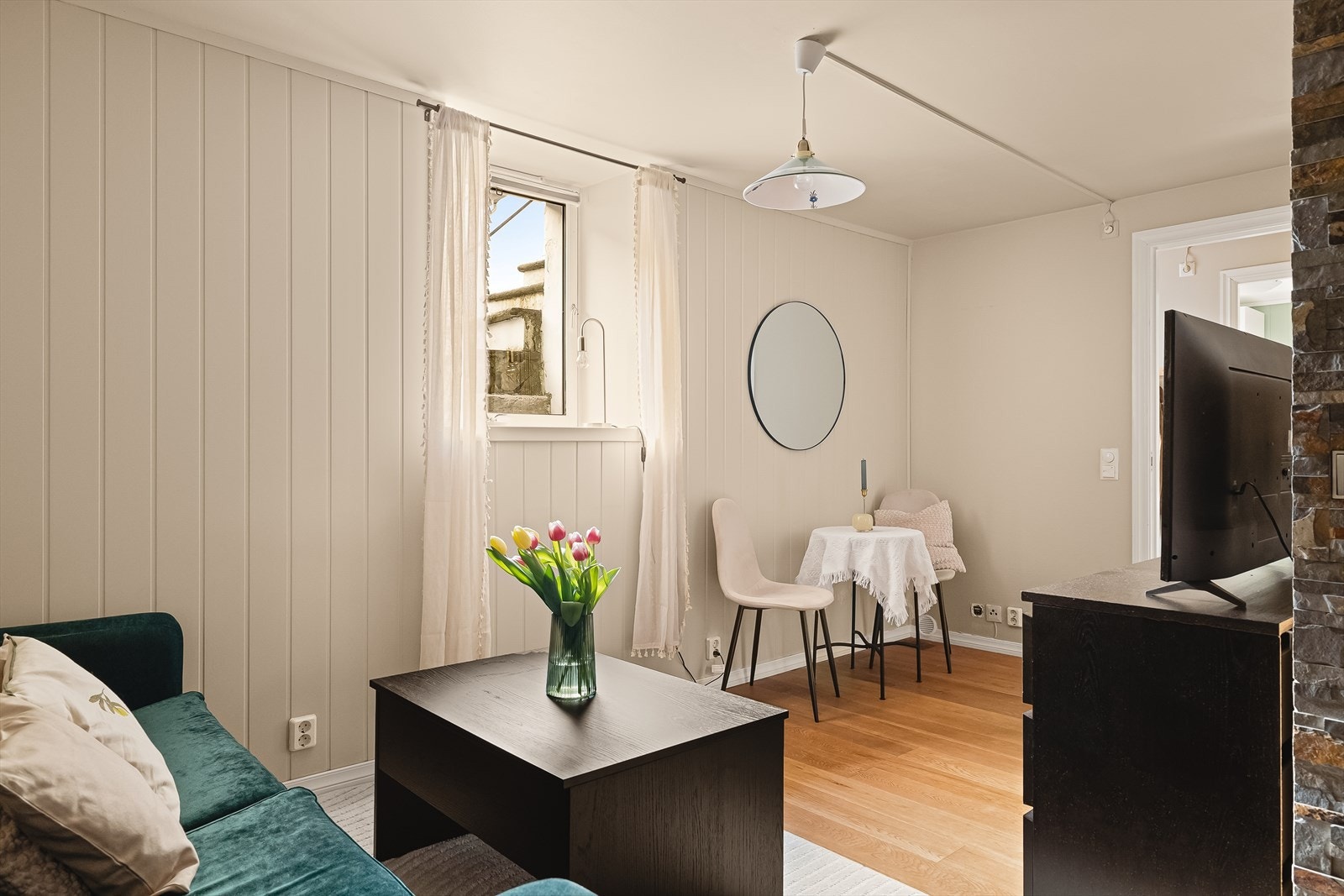 Planløsningen gjør det enkelt å innrede med både sofa- og spisegruppe. Galleribilde