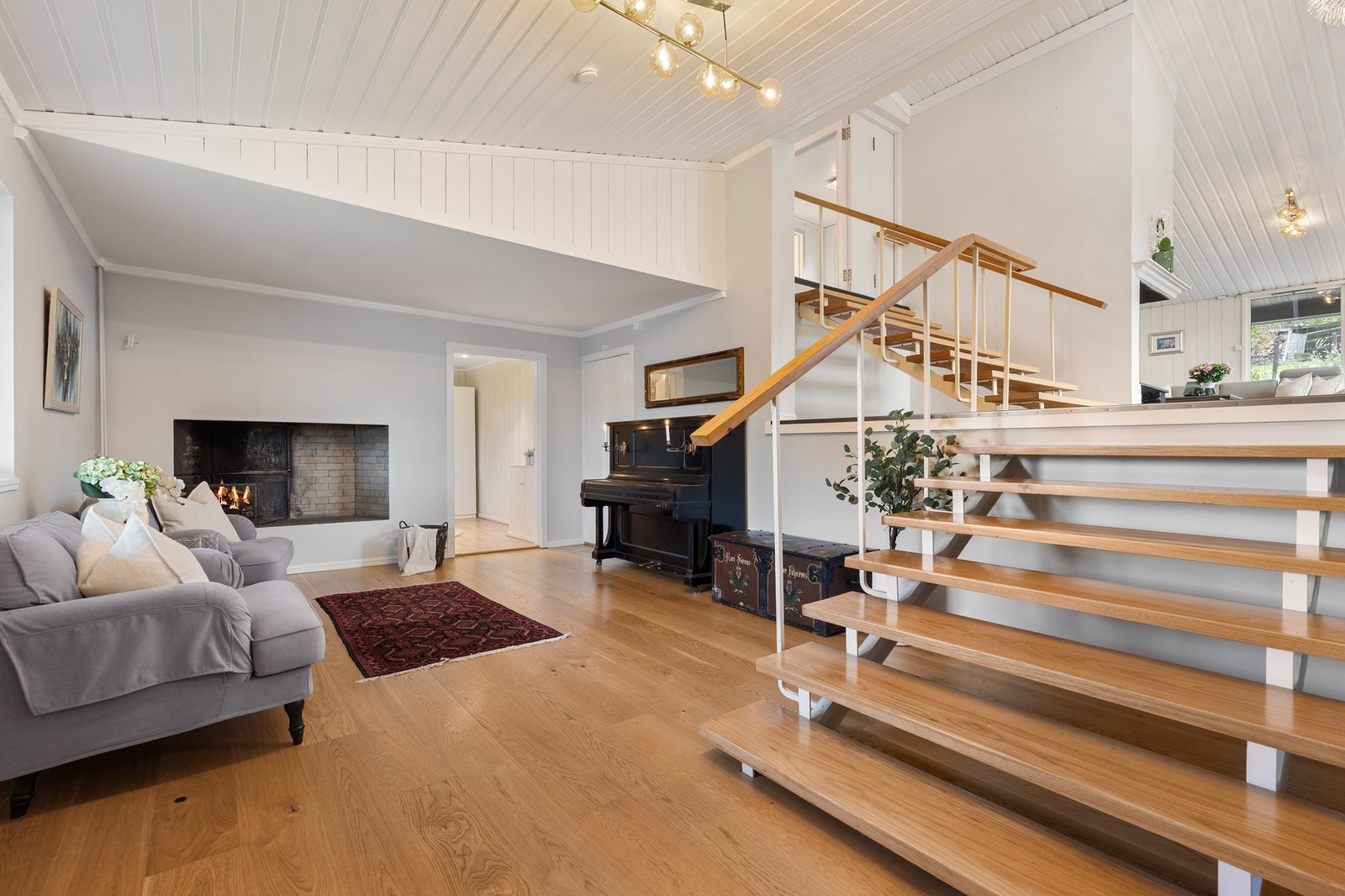 Fra gangen kommet du inn i en hall med peis, og en stor eiketrapp som leder opp til stuen. Galleribilde