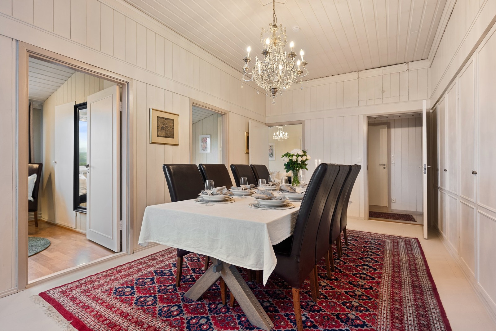 God plass til stor spisegruppe og rikelig med skapplass Galleribilde