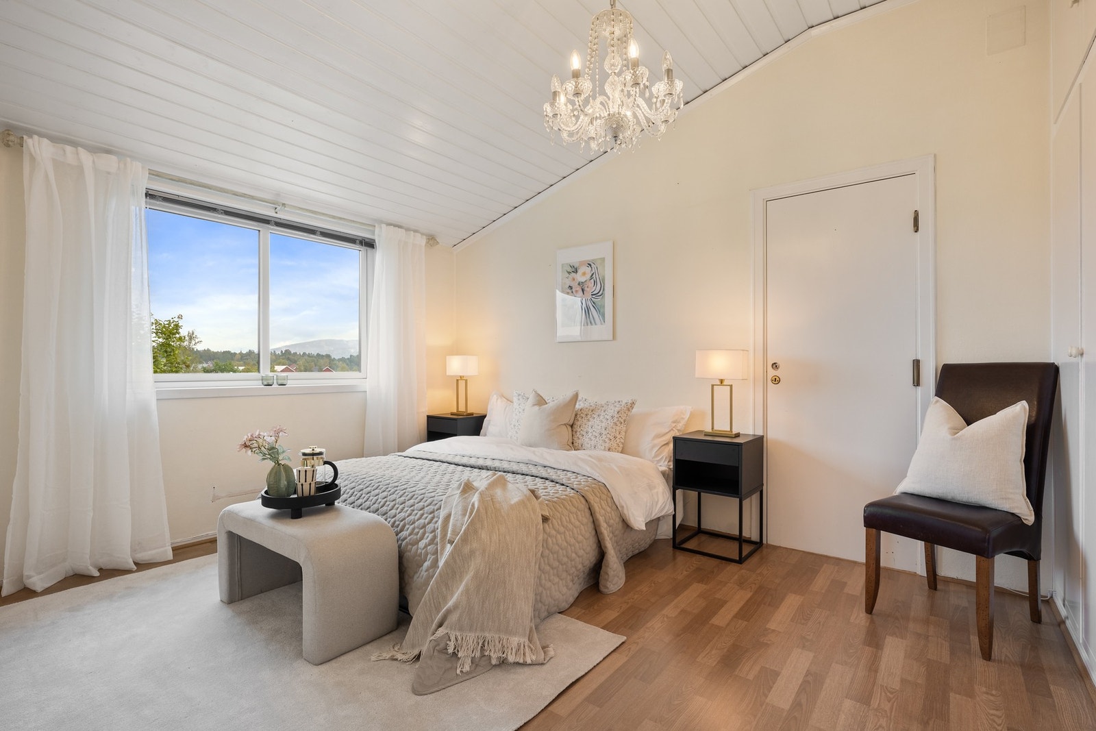 Hovedsoverom med god plass til dobbeltseng, nattbord og garderobe Galleribilde