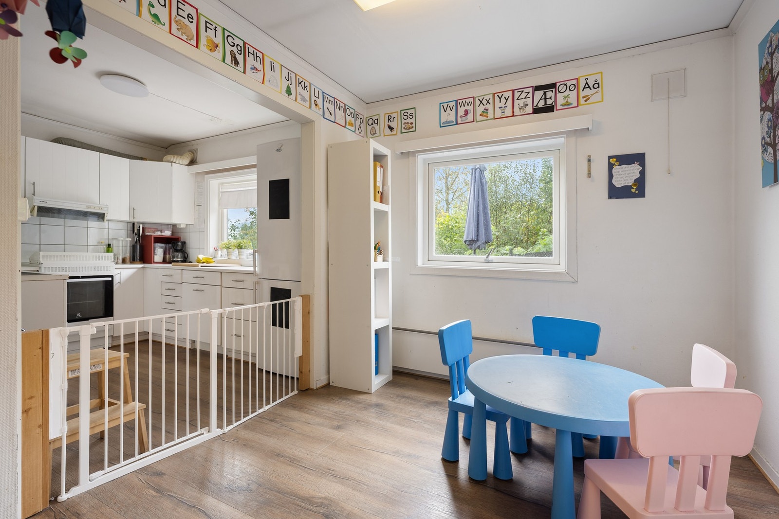 Barnehage: Funksjonelt kjøkken i åpen løsning i boligens separate tilleggsdel som kan leies ut som barnehage. Galleribilde