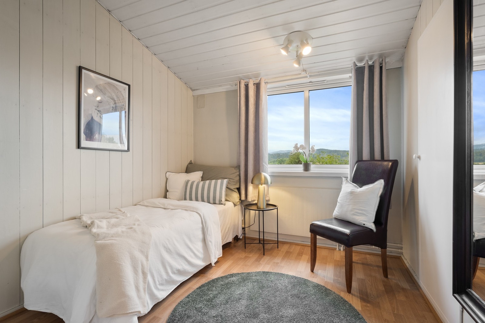 Soverom 3: God plass til seng, nattbord og garderobe. Fin utsikt over Bærumsmarka fra soverommene. Galleribilde