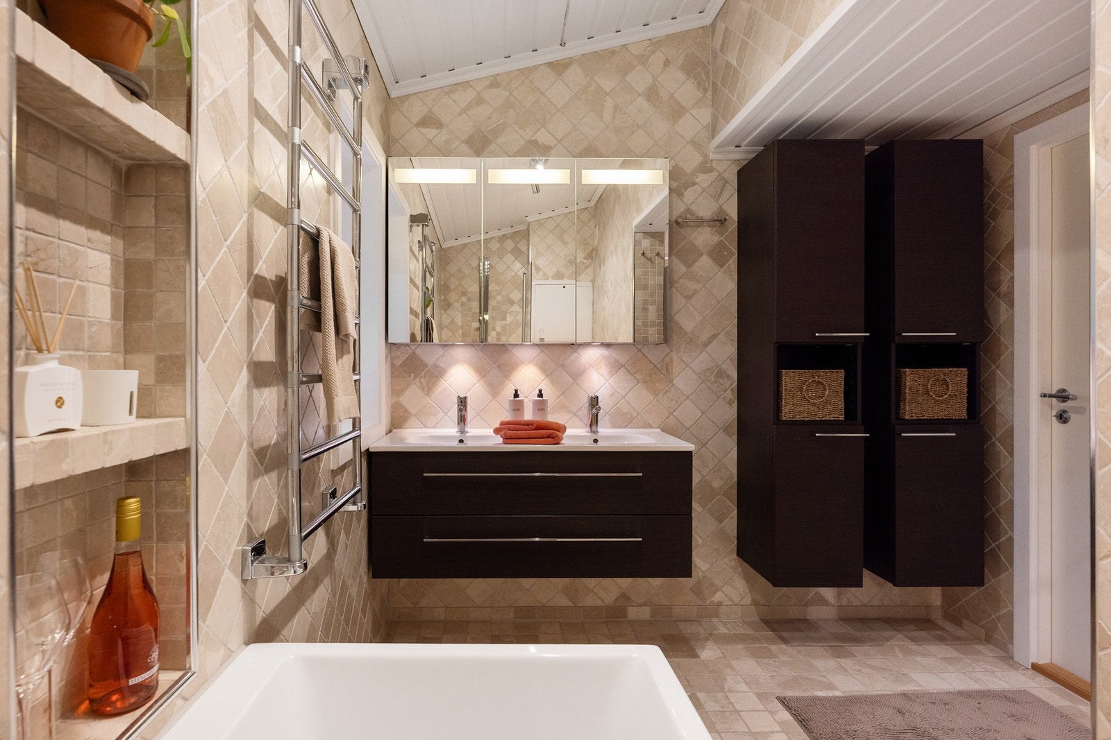 Hovedbad: Dobbel servant og god skapplass Galleribilde