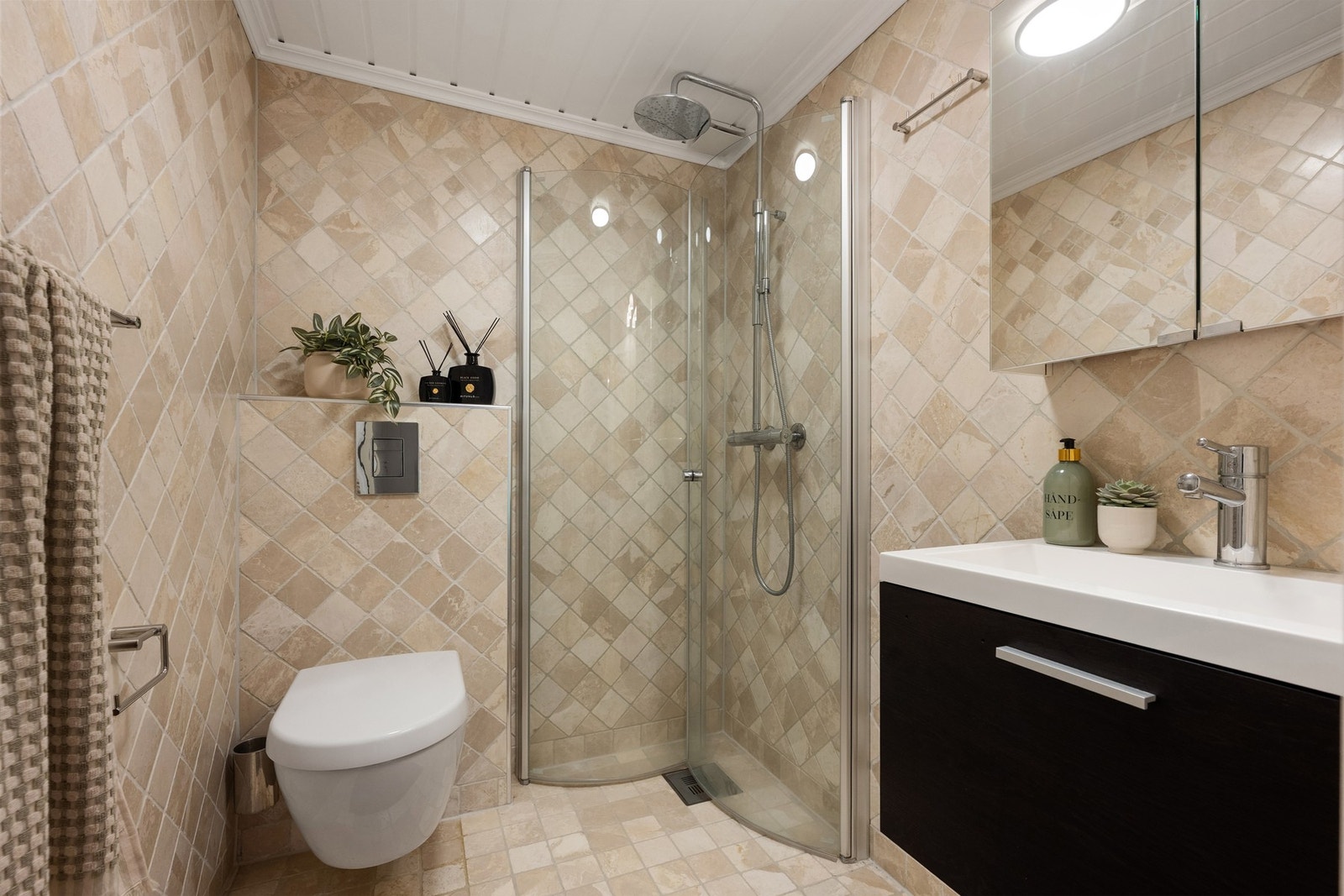 Bad 1: Flislagt bad fra 2010 med dusjhjørne og vegghengt toalett. Galleribilde