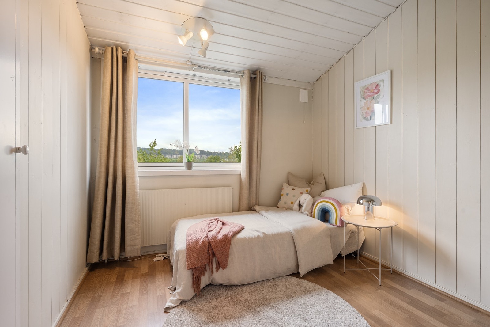 Soverom 2: Hyggelig soverom med god plass til både seng/dobbeltseng og har en innebygget garderobe. Galleribilde