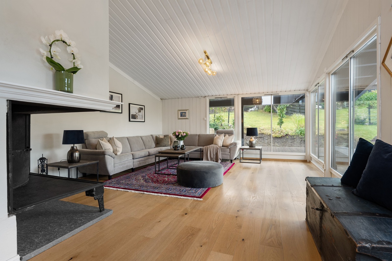 Stue har tregulv med vannboren gulvvarme, samt peis som midtpunktet i stuen. Galleribilde