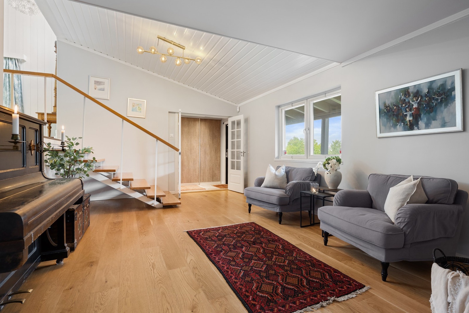 Hallen er ett flott sted å ønske velkommen og kan brukes som en ekstra stue, spillerom eller annet. Vannboren gulvvarme. Galleribilde