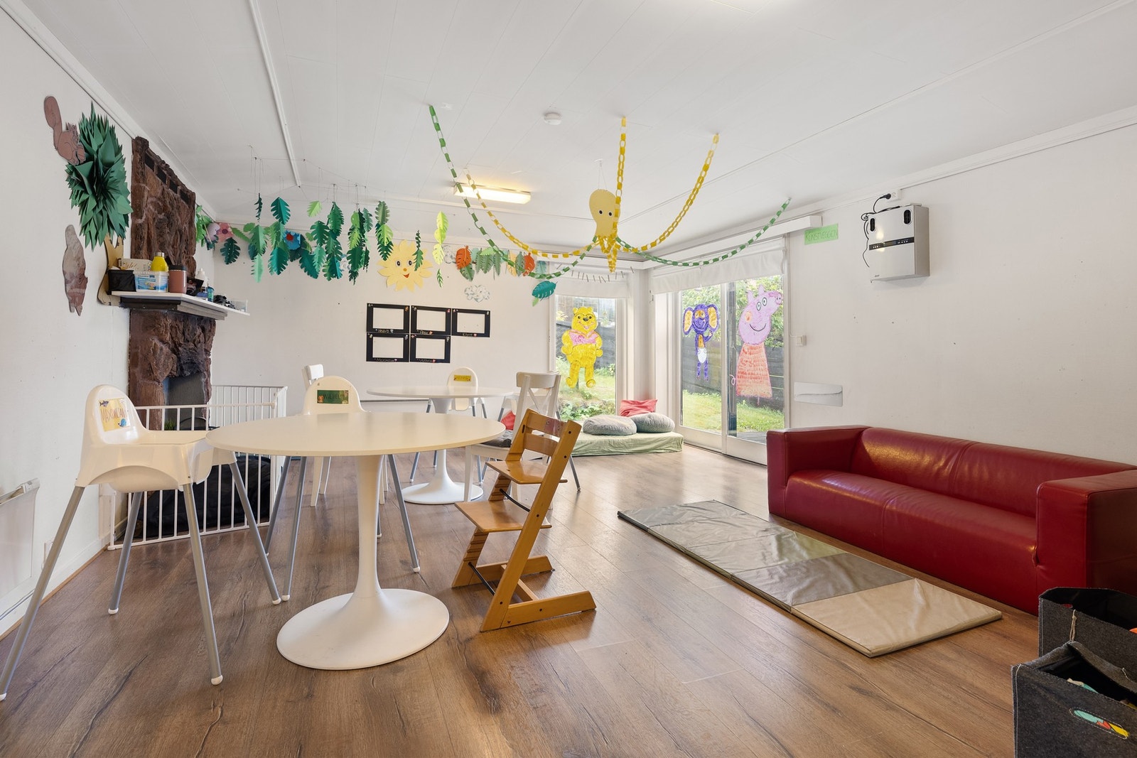 Barnehage: Lys stue med utgang til egen, sydvendt platting på 12m². Galleribilde