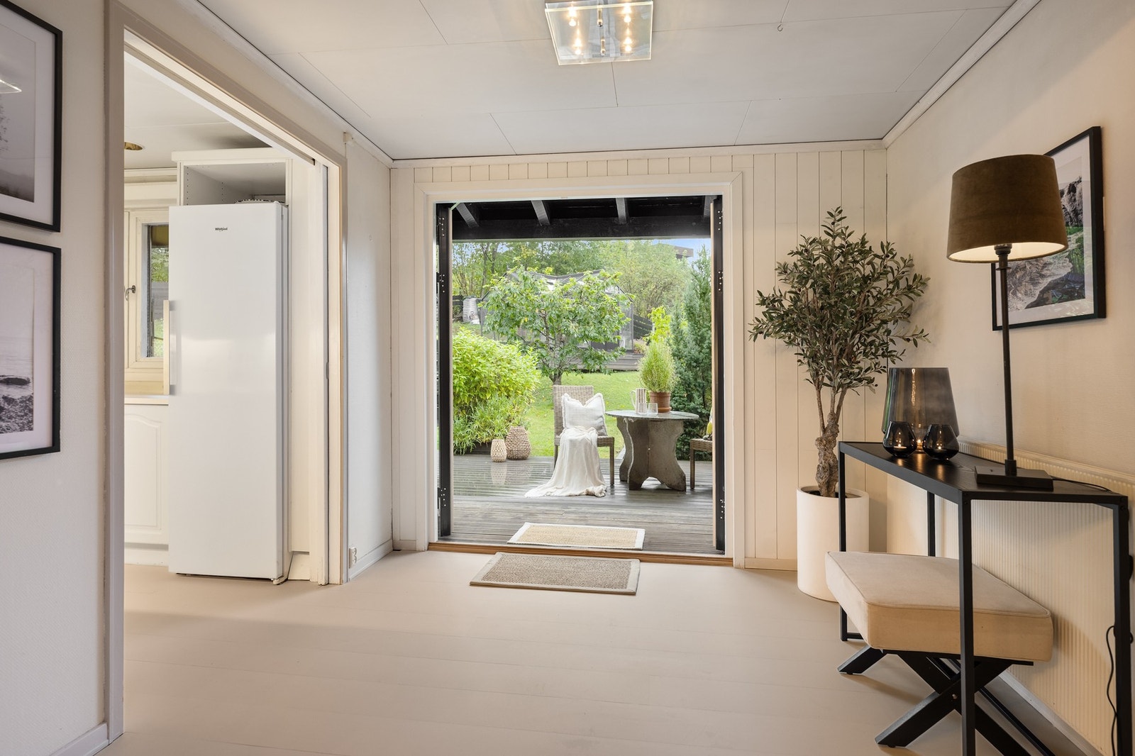 Spisestuen har en direkte utgang til uteplassen via en dobbel balkongdør fra 2019 Galleribilde