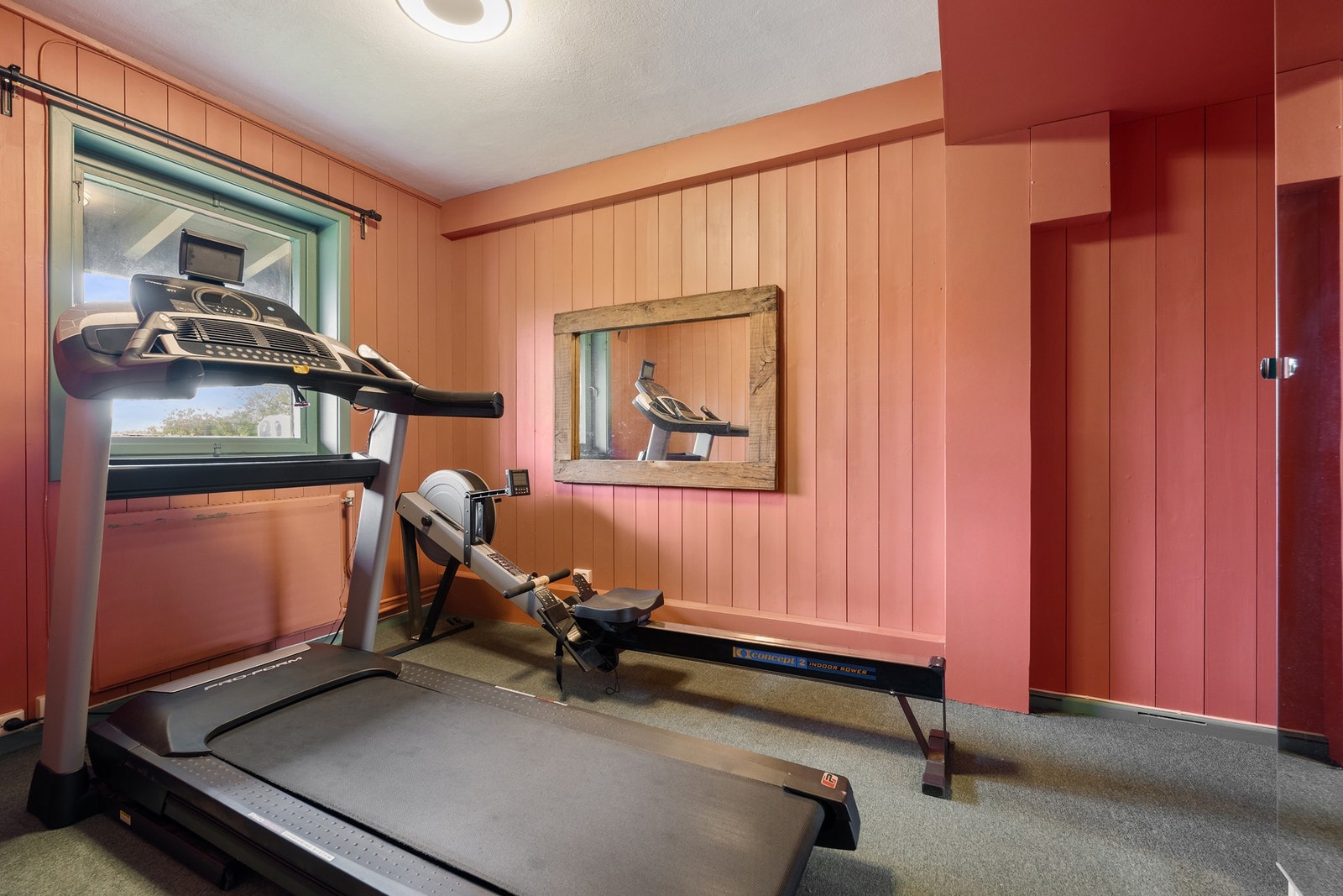 Et av boligens disponible rom, her innredet som praktisk treningsrom. Galleribilde