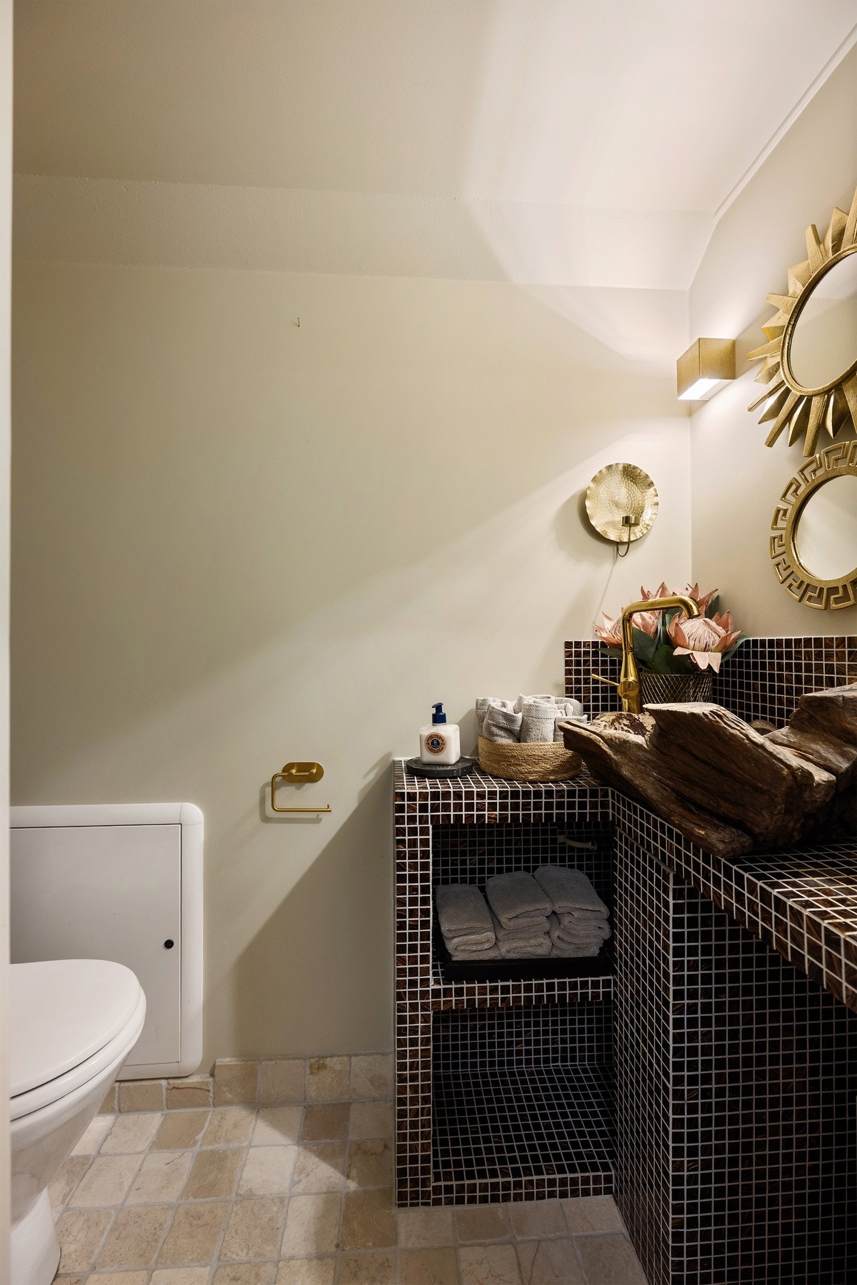 I 1. etg med inngang fra hallen er dette toalettrommet Galleribilde