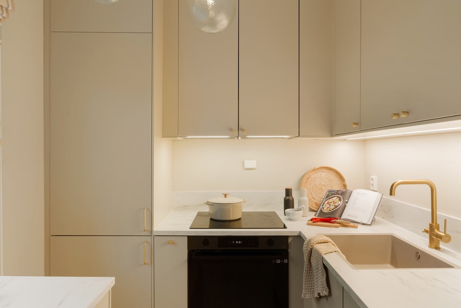 Moderne kjøkken fra Ikea med rikelig plass til både matlaging og oppbevaring. Galleribilde