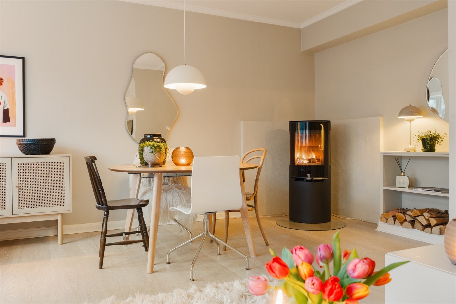 Vi beveger oss videre inn i en romslig stue på hele 23 m² med en god utforming som gjør rommet enkelt å møblere. Galleribilde