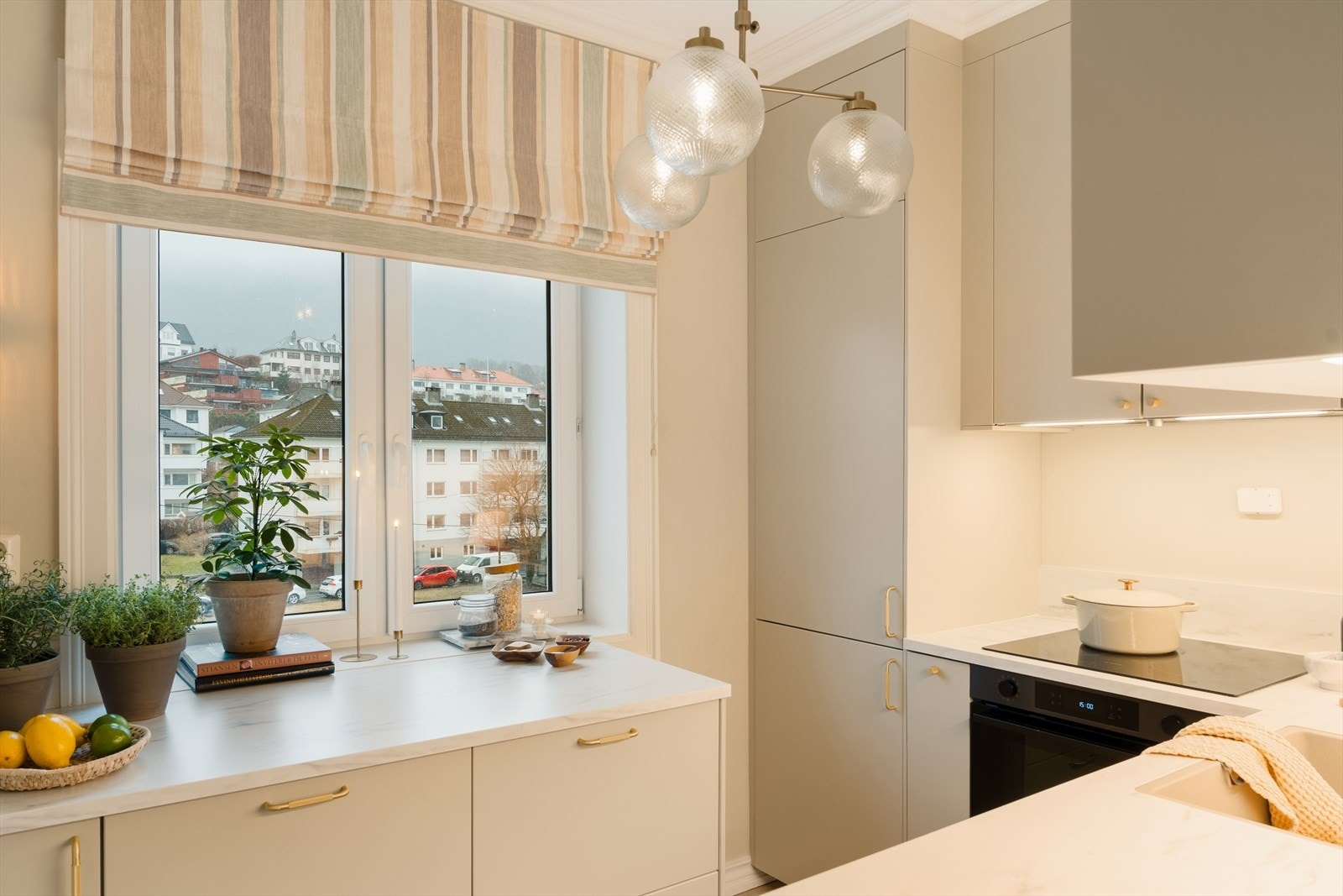 Kjøkkenet holder samme gjennomførte og helhetlige standard som resten av leiligheten. Galleribilde