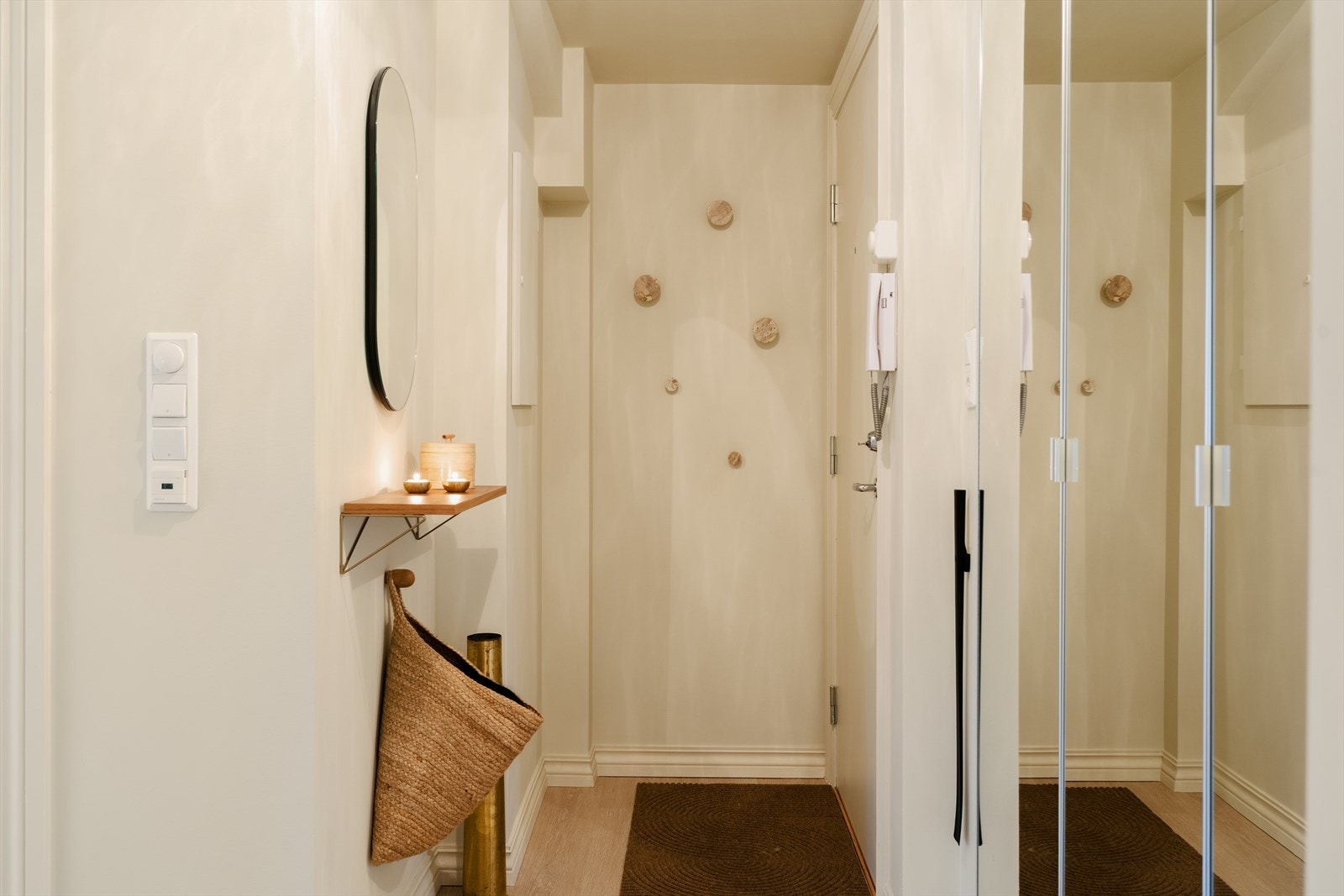 Velkommen inn! Vi møtes av en lys og romslig gang. Pene farge- og materialvalg gir et godt førsteinntrykk. Galleribilde