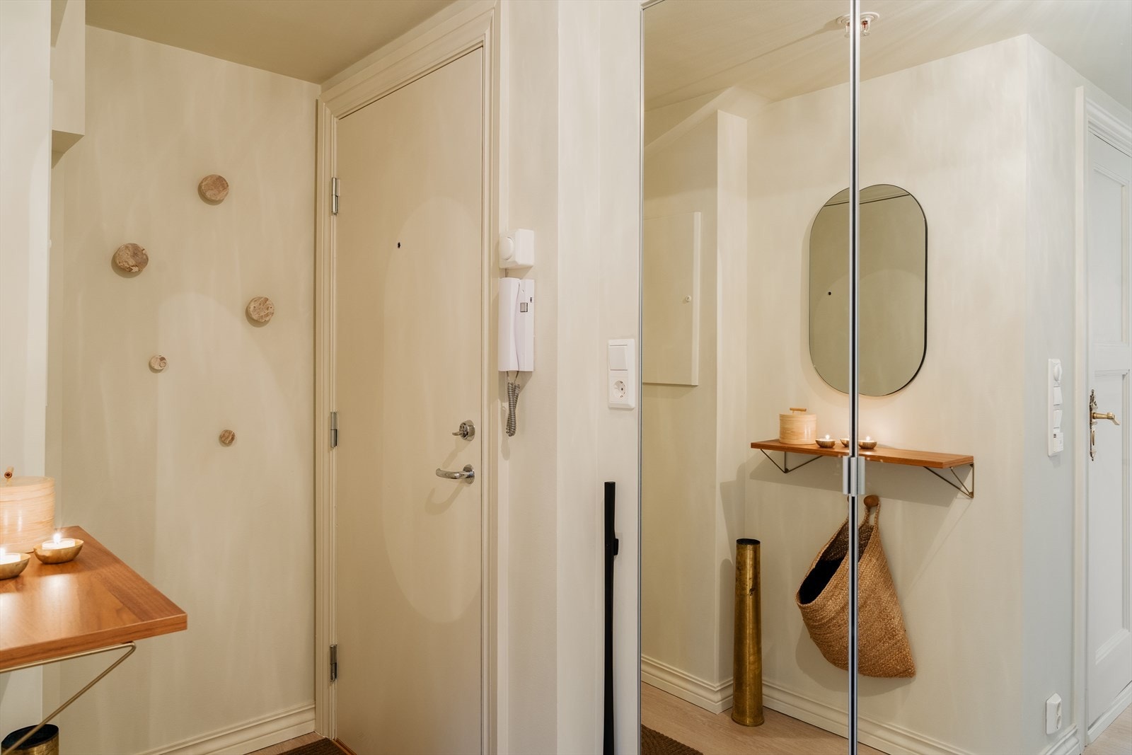 Her er det plass til oppbevaring av yttertøy og sko. For ekstra lagringsplass er det bod i kjeller på 5,3 m². Galleribilde