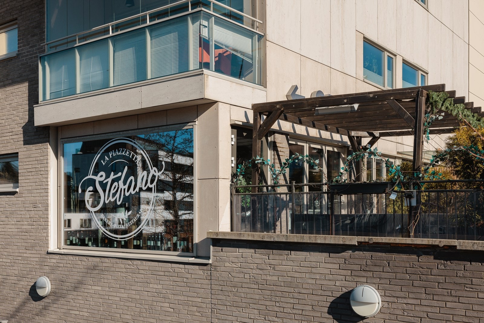 Området byr også på flere hyggelige spisesteder, blant annet Stefano, Ambrosia, NawabS og iSushi. Galleribilde